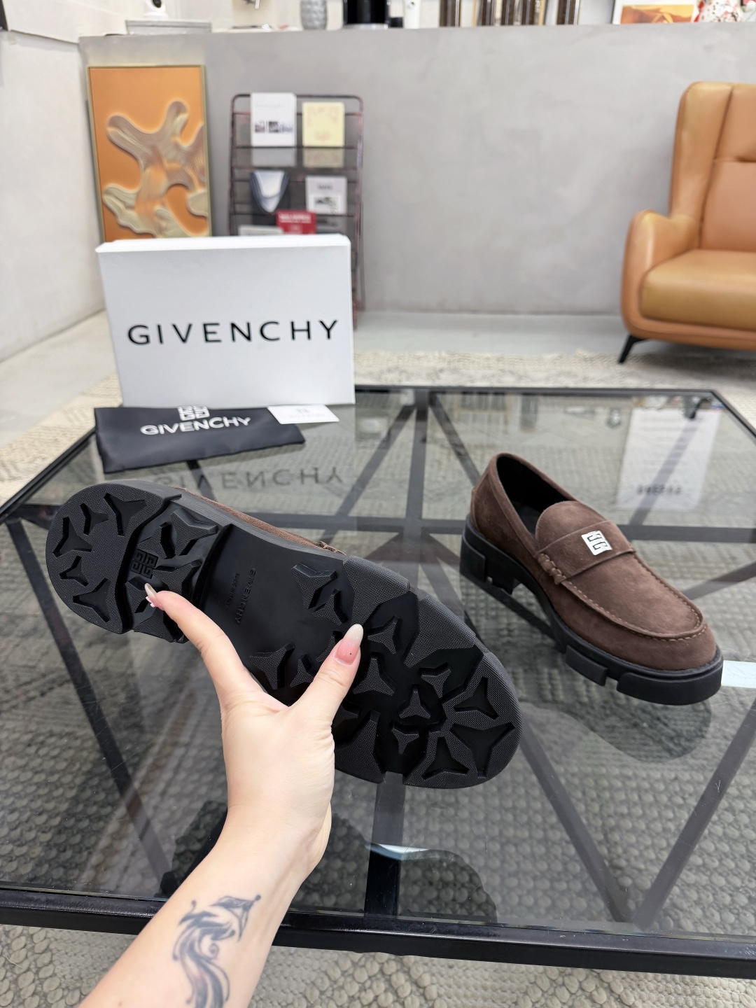 P420 J 🔍顶级代购🇮🇹 纪 炸街男神休闲套脚皮鞋新品来袭超人气爆款专柜同步，鞋面意大利进口原版反绒牛皮面料，高品质走线五金标志复杂拼接工艺，透气舒适牛皮内里垫，增高时尚简易版面男神风格，鞋底：原厂特供原版橡胶大底，独家活动成型底超级舒适，原厂跟单货 🔍🔍高品质，可随意进出专柜，欢迎对比，码数 39-44（订 38 45 ）