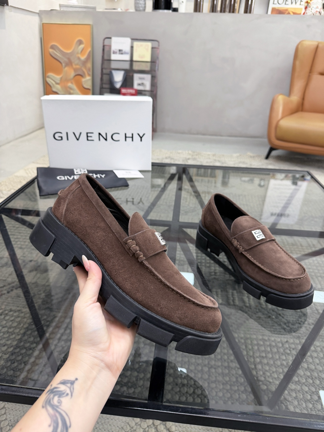 P420 J 🔍顶级代购🇮🇹 纪 炸街男神休闲套脚皮鞋新品来袭超人气爆款专柜同步，鞋面意大利进口原版反绒牛皮面料，高品质走线五金标志复杂拼接工艺，透气舒适牛皮内里垫，增高时尚简易版面男神风格，鞋底：原厂特供原版橡胶大底，独家活动成型底超级舒适，原厂跟单货 🔍🔍高品质，可随意进出专柜，欢迎对比，码数 39-44（订 38 45 ）