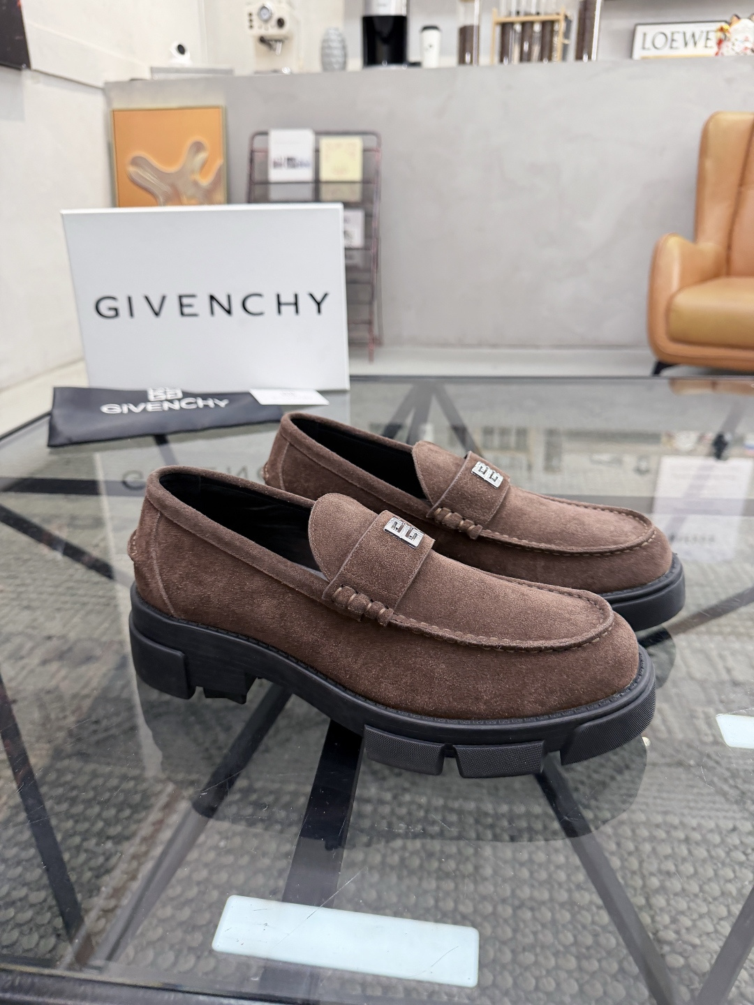 P420 J 🔍顶级代购🇮🇹 纪 炸街男神休闲套脚皮鞋新品来袭超人气爆款专柜同步，鞋面意大利进口原版反绒牛皮面料，高品质走线五金标志复杂拼接工艺，透气舒适牛皮内里垫，增高时尚简易版面男神风格，鞋底：原厂特供原版橡胶大底，独家活动成型底超级舒适，原厂跟单货 🔍🔍高品质，可随意进出专柜，欢迎对比，码数 39-44（订 38 45 ）