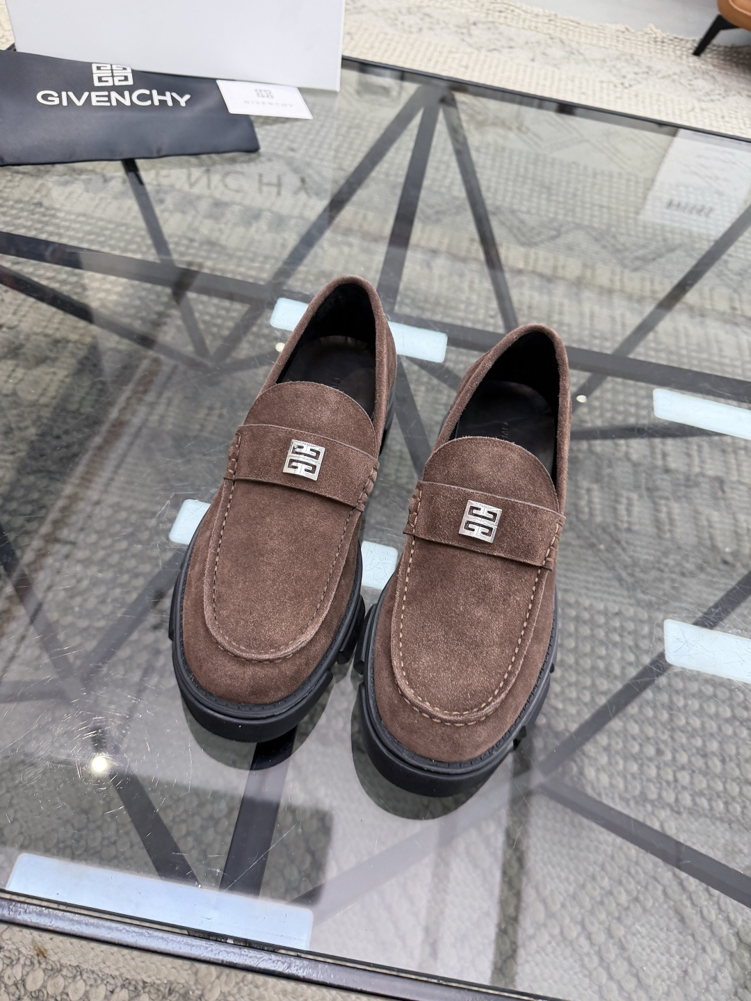 P420 J 🔍顶级代购🇮🇹 纪 炸街男神休闲套脚皮鞋新品来袭超人气爆款专柜同步，鞋面意大利进口原版反绒牛皮面料，高品质走线五金标志复杂拼接工艺，透气舒适牛皮内里垫，增高时尚简易版面男神风格，鞋底：原厂特供原版橡胶大底，独家活动成型底超级舒适，原厂跟单货 🔍🔍高品质，可随意进出专柜，欢迎对比，码数 39-44（订 38 45 ）