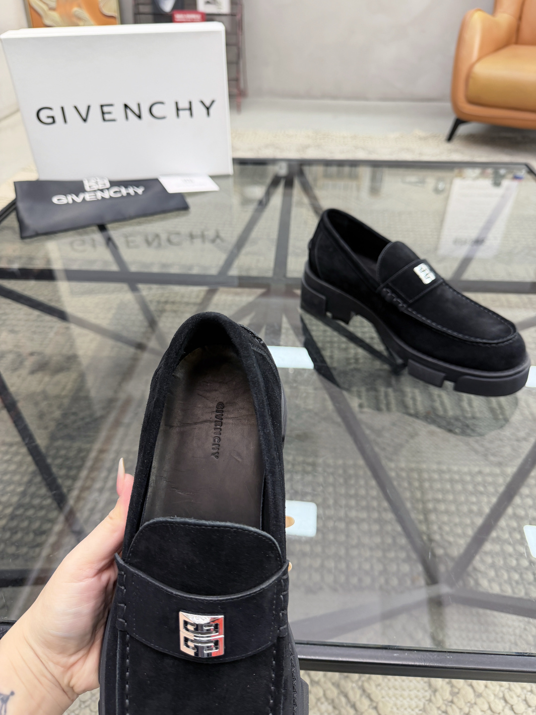 P420 J 🔍顶级代购🇮🇹 纪 炸街男神休闲套脚皮鞋新品来袭超人气爆款专柜同步，鞋面意大利进口原版反绒牛皮面料，高品质走线五金标志复杂拼接工艺，透气舒适牛皮内里垫，增高时尚简易版面男神风格，鞋底：原厂特供原版橡胶大底，独家活动成型底超级舒适，原厂跟单货 🔍🔍高品质，可随意进出专柜，欢迎对比，码数 39-44（订 38 45 ）