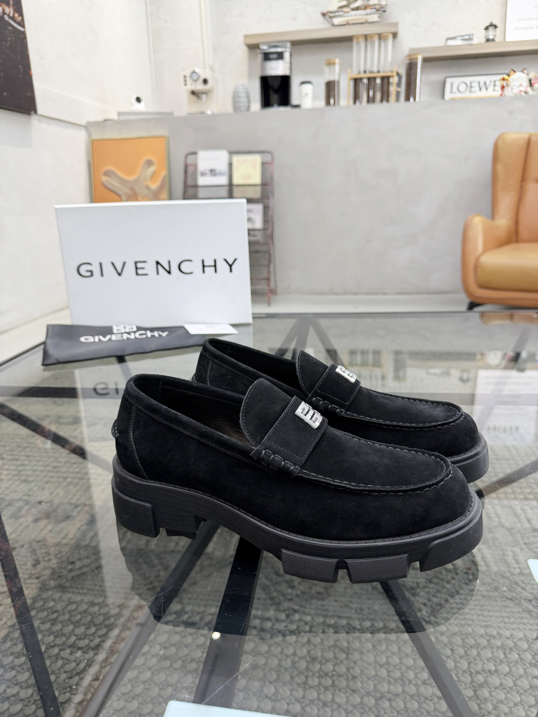 P420 J 🔍顶级代购🇮🇹 纪 炸街男神休闲套脚皮鞋新品来袭超人气爆款专柜同步，鞋面意大利进口原版反绒牛皮面料，高品质走线五金标志复杂拼接工艺，透气舒适牛皮内里垫，增高时尚简易版面男神风格，鞋底：原厂特供原版橡胶大底，独家活动成型底超级舒适，原厂跟单货 🔍🔍高品质，可随意进出专柜，欢迎对比，码数 39-44（订 38 45 ）