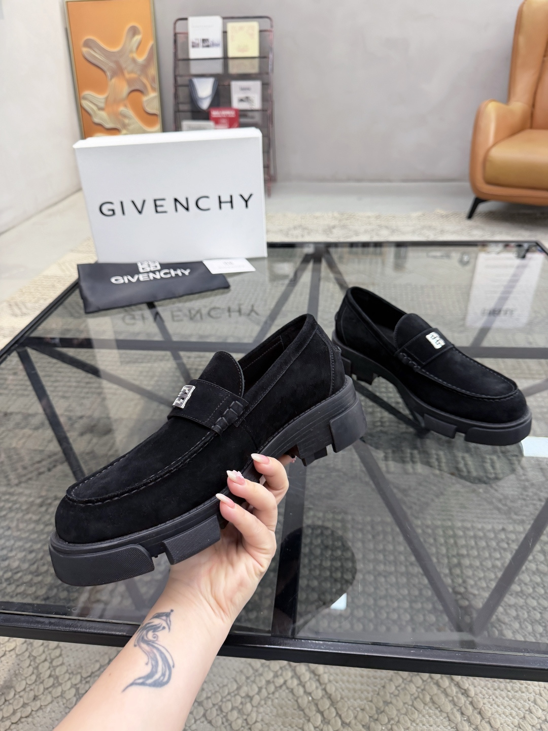 P420 J 🔍顶级代购🇮🇹 纪 炸街男神休闲套脚皮鞋新品来袭超人气爆款专柜同步，鞋面意大利进口原版反绒牛皮面料，高品质走线五金标志复杂拼接工艺，透气舒适牛皮内里垫，增高时尚简易版面男神风格，鞋底：原厂特供原版橡胶大底，独家活动成型底超级舒适，原厂跟单货 🔍🔍高品质，可随意进出专柜，欢迎对比，码数 39-44（订 38 45 ）