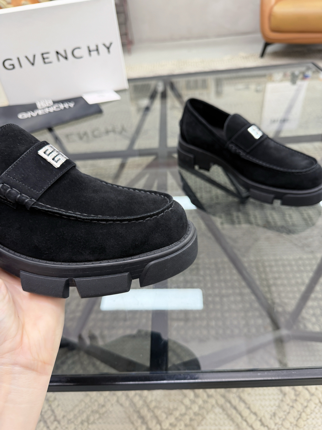 P420 J 🔍顶级代购🇮🇹 纪 炸街男神休闲套脚皮鞋新品来袭超人气爆款专柜同步，鞋面意大利进口原版反绒牛皮面料，高品质走线五金标志复杂拼接工艺，透气舒适牛皮内里垫，增高时尚简易版面男神风格，鞋底：原厂特供原版橡胶大底，独家活动成型底超级舒适，原厂跟单货 🔍🔍高品质，可随意进出专柜，欢迎对比，码数 39-44（订 38 45 ）