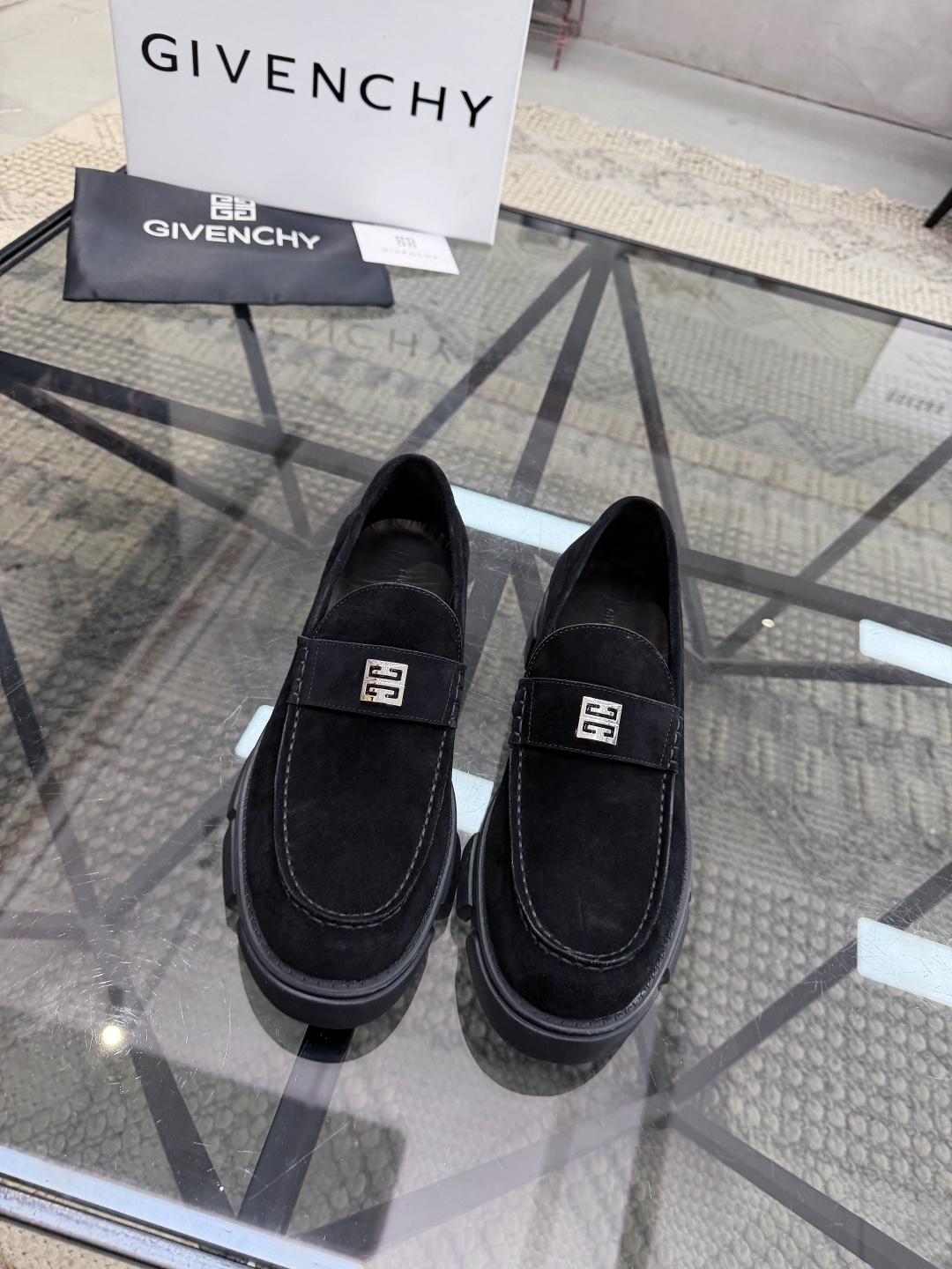 P420 J 🔍顶级代购🇮🇹 纪 炸街男神休闲套脚皮鞋新品来袭超人气爆款专柜同步，鞋面意大利进口原版反绒牛皮面料，高品质走线五金标志复杂拼接工艺，透气舒适牛皮内里垫，增高时尚简易版面男神风格，鞋底：原厂特供原版橡胶大底，独家活动成型底超级舒适，原厂跟单货 🔍🔍高品质，可随意进出专柜，欢迎对比，码数 39-44（订 38 45 ）