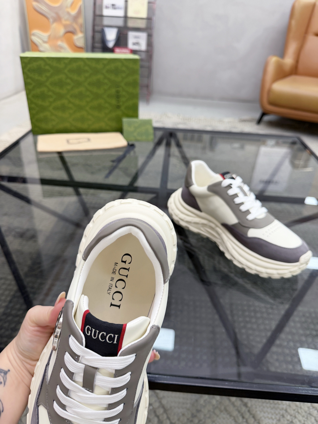 P420 G 🔍顶级代购🇮🇹 古 炸街男神休闲鞋新品来袭超人气爆款专柜同步，鞋面意大利进口原版光滑牛皮搭配反绒牛皮面料，高品质走线五金标志复杂拼接工艺，透气舒适牛皮内里垫，增高时尚炫酷版面潮达人风格，鞋底：原厂特供原版发泡大底，独家活动成型底超级舒适，原厂跟单货，🔍🔍高品质，可随意进出专柜，欢迎对比，码数 39-44（订 38 45 ）