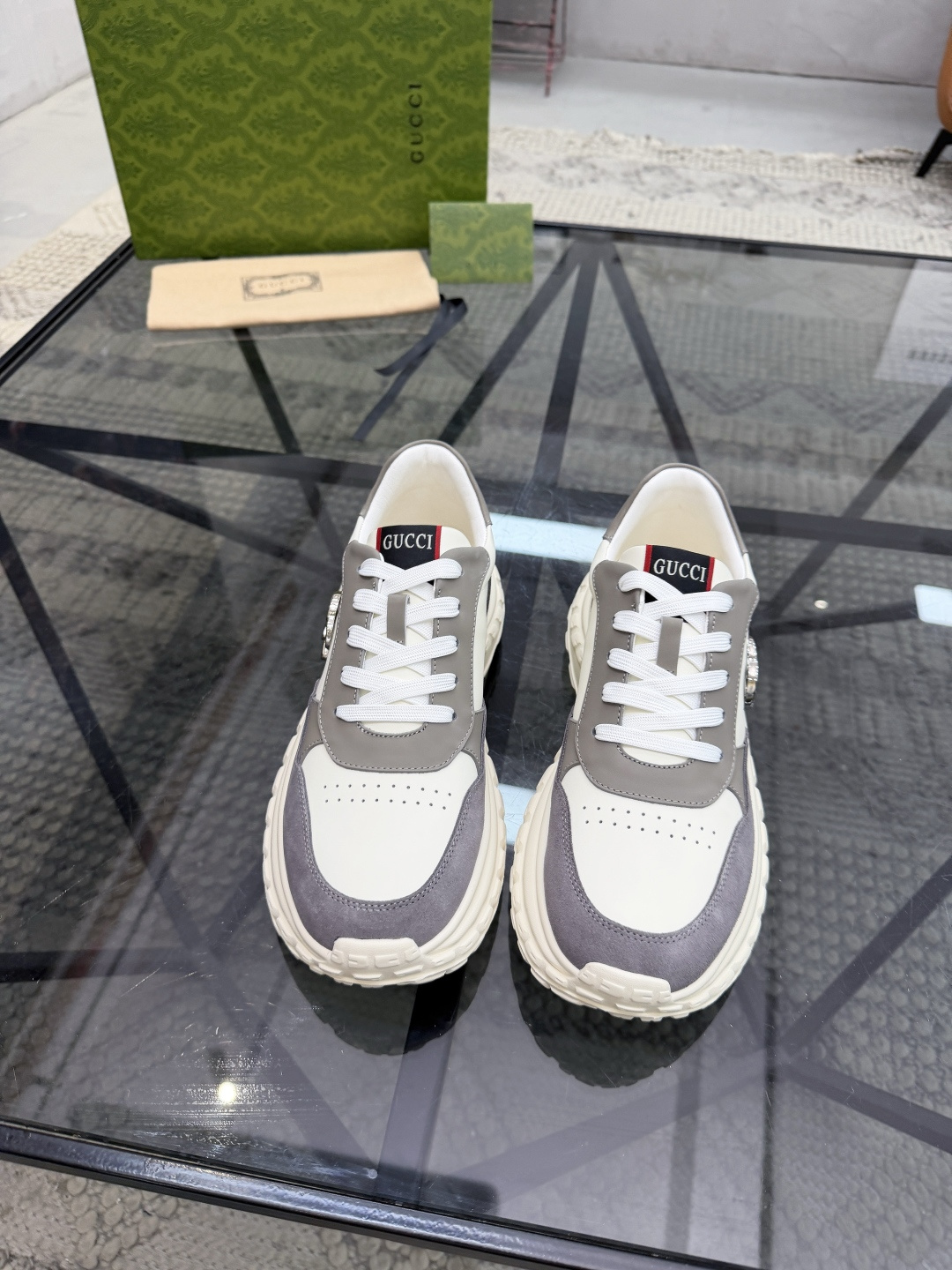 P420 G 🔍顶级代购🇮🇹 古 炸街男神休闲鞋新品来袭超人气爆款专柜同步，鞋面意大利进口原版光滑牛皮搭配反绒牛皮面料，高品质走线五金标志复杂拼接工艺，透气舒适牛皮内里垫，增高时尚炫酷版面潮达人风格，鞋底：原厂特供原版发泡大底，独家活动成型底超级舒适，原厂跟单货，🔍🔍高品质，可随意进出专柜，欢迎对比，码数 39-44（订 38 45 ）