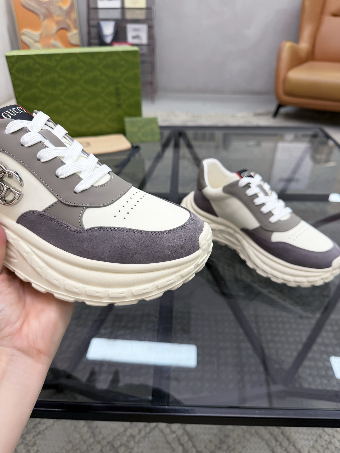 P420 G 🔍顶级代购🇮🇹 古 炸街男神休闲鞋新品来袭超人气爆款专柜同步，鞋面意大利进口原版光滑牛皮搭配反绒牛皮面料，高品质走线五金标志复杂拼接工艺，透气舒适牛皮内里垫，增高时尚炫酷版面潮达人风格，鞋底：原厂特供原版发泡大底，独家活动成型底超级舒适，原厂跟单货，🔍🔍高品质，可随意进出专柜，欢迎对比，码数 39-44（订 38 45 ）