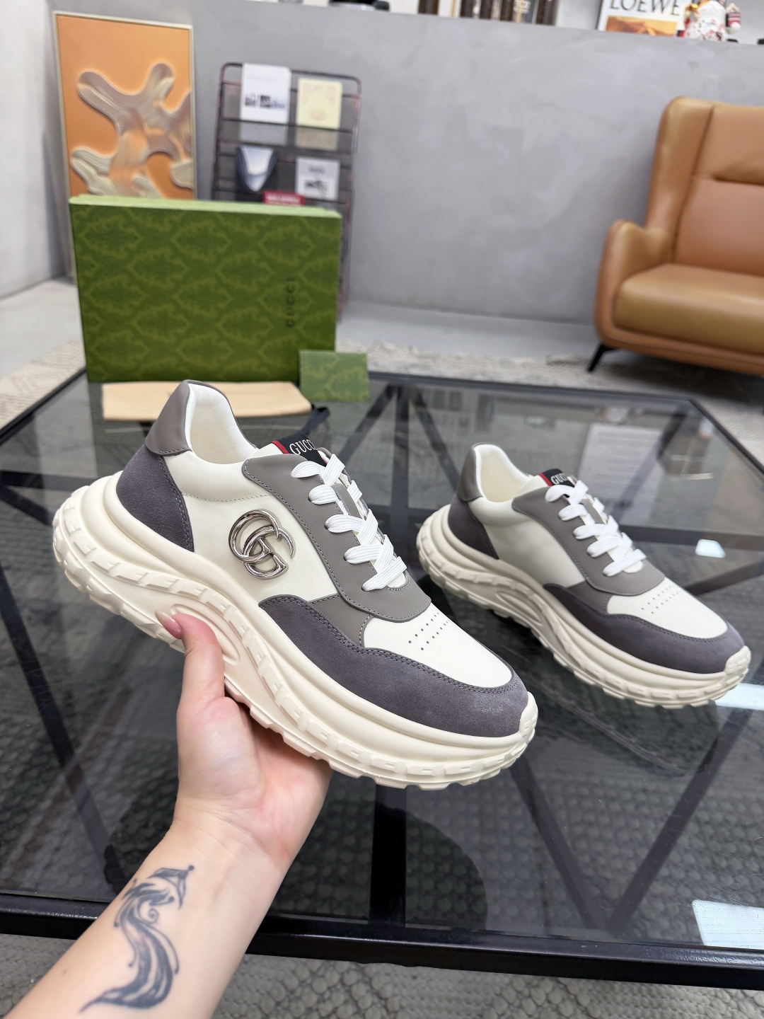 P420 G 🔍顶级代购🇮🇹 古 炸街男神休闲鞋新品来袭超人气爆款专柜同步，鞋面意大利进口原版光滑牛皮搭配反绒牛皮面料，高品质走线五金标志复杂拼接工艺，透气舒适牛皮内里垫，增高时尚炫酷版面潮达人风格，鞋底：原厂特供原版发泡大底，独家活动成型底超级舒适，原厂跟单货，🔍🔍高品质，可随意进出专柜，欢迎对比，码数 39-44（订 38 45 ）