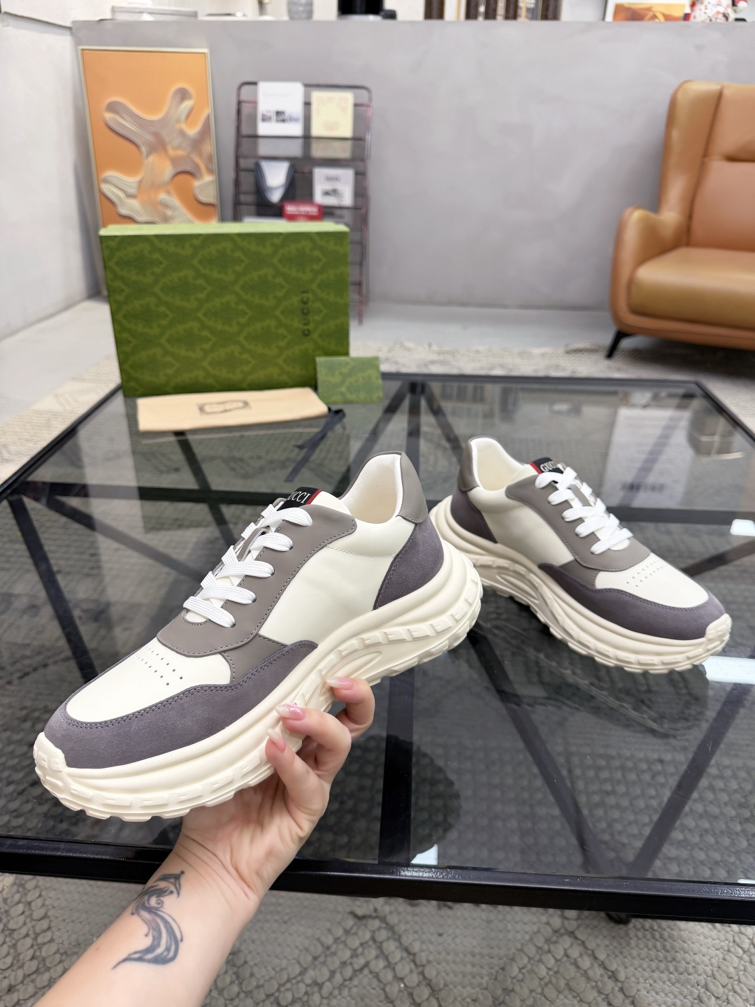 P420 G 🔍顶级代购🇮🇹 古 炸街男神休闲鞋新品来袭超人气爆款专柜同步，鞋面意大利进口原版光滑牛皮搭配反绒牛皮面料，高品质走线五金标志复杂拼接工艺，透气舒适牛皮内里垫，增高时尚炫酷版面潮达人风格，鞋底：原厂特供原版发泡大底，独家活动成型底超级舒适，原厂跟单货，🔍🔍高品质，可随意进出专柜，欢迎对比，码数 39-44（订 38 45 ）