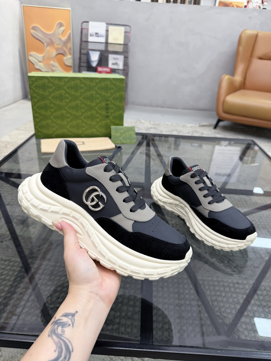 P420 G 🔍顶级代购🇮🇹 古 炸街男神休闲鞋新品来袭超人气爆款专柜同步，鞋面意大利进口原版光滑牛皮搭配反绒牛皮面料，高品质走线五金标志复杂拼接工艺，透气舒适牛皮内里垫，增高时尚炫酷版面潮达人风格，鞋底：原厂特供原版发泡大底，独家活动成型底超级舒适，原厂跟单货，🔍🔍高品质，可随意进出专柜，欢迎对比，码数 39-44（订 38 45 ）