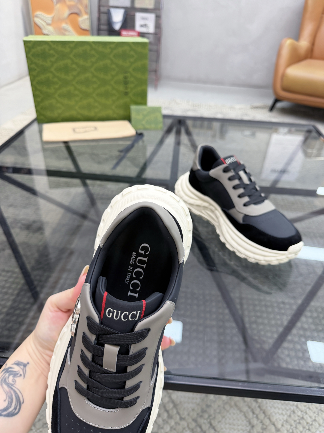 P420 G 🔍顶级代购🇮🇹 古 炸街男神休闲鞋新品来袭超人气爆款专柜同步，鞋面意大利进口原版光滑牛皮搭配反绒牛皮面料，高品质走线五金标志复杂拼接工艺，透气舒适牛皮内里垫，增高时尚炫酷版面潮达人风格，鞋底：原厂特供原版发泡大底，独家活动成型底超级舒适，原厂跟单货，🔍🔍高品质，可随意进出专柜，欢迎对比，码数 39-44（订 38 45 ）