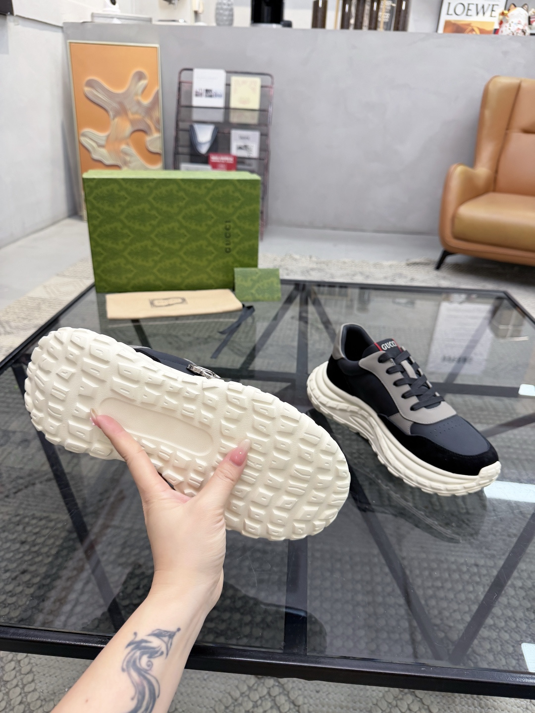 P420 G 🔍顶级代购🇮🇹 古 炸街男神休闲鞋新品来袭超人气爆款专柜同步，鞋面意大利进口原版光滑牛皮搭配反绒牛皮面料，高品质走线五金标志复杂拼接工艺，透气舒适牛皮内里垫，增高时尚炫酷版面潮达人风格，鞋底：原厂特供原版发泡大底，独家活动成型底超级舒适，原厂跟单货，🔍🔍高品质，可随意进出专柜，欢迎对比，码数 39-44（订 38 45 ）