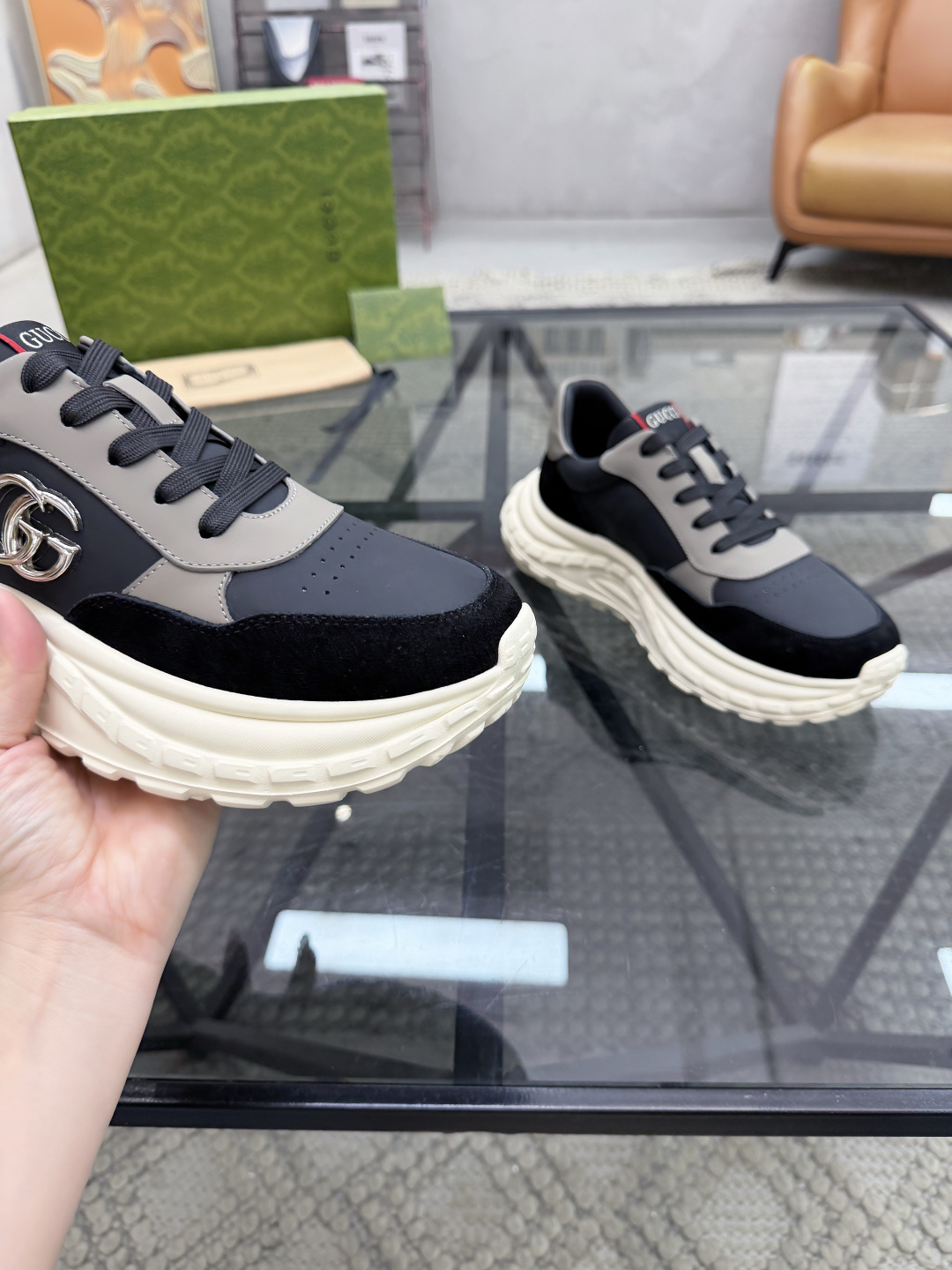 P420 G 🔍顶级代购🇮🇹 古 炸街男神休闲鞋新品来袭超人气爆款专柜同步，鞋面意大利进口原版光滑牛皮搭配反绒牛皮面料，高品质走线五金标志复杂拼接工艺，透气舒适牛皮内里垫，增高时尚炫酷版面潮达人风格，鞋底：原厂特供原版发泡大底，独家活动成型底超级舒适，原厂跟单货，🔍🔍高品质，可随意进出专柜，欢迎对比，码数 39-44（订 38 45 ）