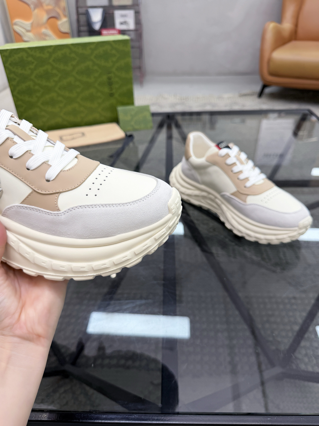 P420 G 🔍顶级代购🇮🇹 古 炸街男神休闲鞋新品来袭超人气爆款专柜同步，鞋面意大利进口原版光滑牛皮搭配反绒牛皮面料，高品质走线五金标志复杂拼接工艺，透气舒适牛皮内里垫，增高时尚炫酷版面潮达人风格，鞋底：原厂特供原版发泡大底，独家活动成型底超级舒适，原厂跟单货，🔍🔍高品质，可随意进出专柜，欢迎对比，码数 39-44（订 38 45 ）