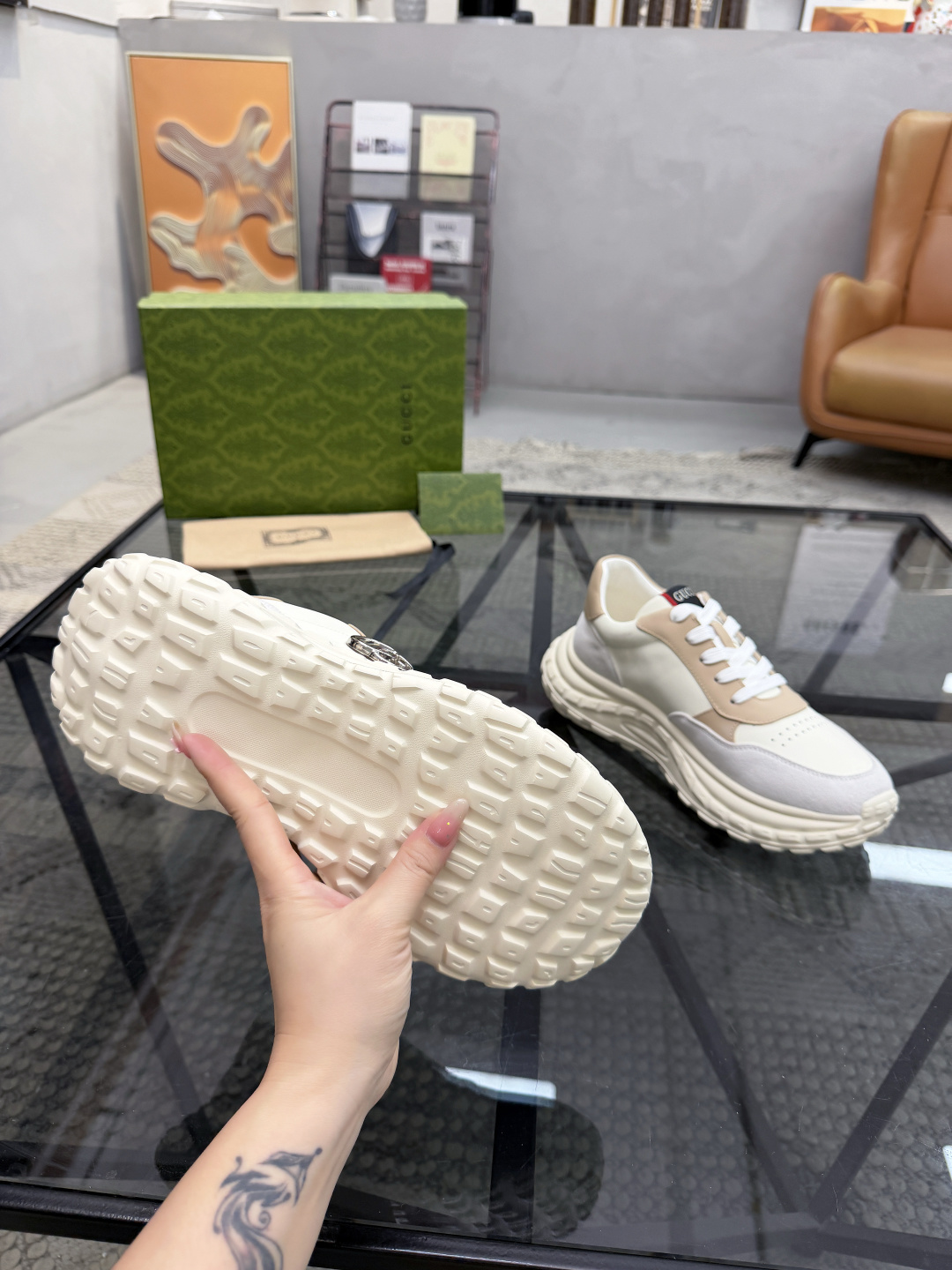 P420 G 🔍顶级代购🇮🇹 古 炸街男神休闲鞋新品来袭超人气爆款专柜同步，鞋面意大利进口原版光滑牛皮搭配反绒牛皮面料，高品质走线五金标志复杂拼接工艺，透气舒适牛皮内里垫，增高时尚炫酷版面潮达人风格，鞋底：原厂特供原版发泡大底，独家活动成型底超级舒适，原厂跟单货，🔍🔍高品质，可随意进出专柜，欢迎对比，码数 39-44（订 38 45 ）