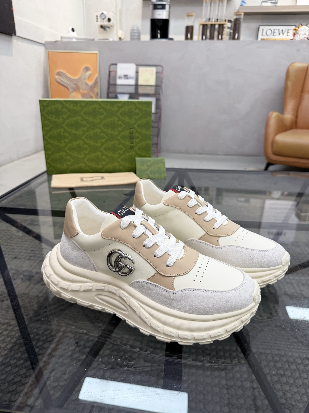 P420 G 🔍顶级代购🇮🇹 古 炸街男神休闲鞋新品来袭超人气爆款专柜同步，鞋面意大利进口原版光滑牛皮搭配反绒牛皮面料，高品质走线五金标志复杂拼接工艺，透气舒适牛皮内里垫，增高时尚炫酷版面潮达人风格，鞋底：原厂特供原版发泡大底，独家活动成型底超级舒适，原厂跟单货，🔍🔍高品质，可随意进出专柜，欢迎对比，码数 39-44（订 38 45 ）