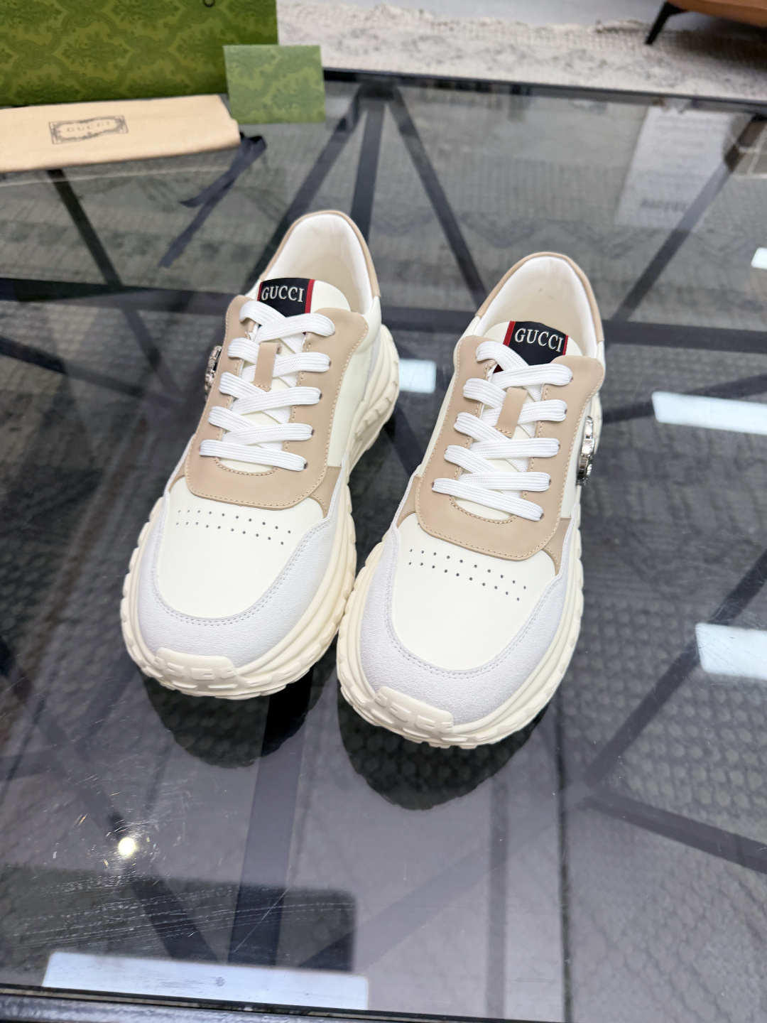 P420 G 🔍顶级代购🇮🇹 古 炸街男神休闲鞋新品来袭超人气爆款专柜同步，鞋面意大利进口原版光滑牛皮搭配反绒牛皮面料，高品质走线五金标志复杂拼接工艺，透气舒适牛皮内里垫，增高时尚炫酷版面潮达人风格，鞋底：原厂特供原版发泡大底，独家活动成型底超级舒适，原厂跟单货，🔍🔍高品质，可随意进出专柜，欢迎对比，码数 39-44（订 38 45 ）