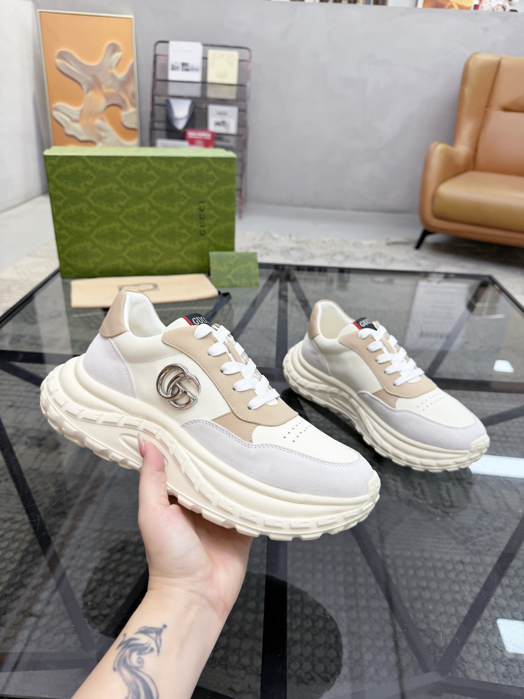 P420 G 🔍顶级代购🇮🇹 古 炸街男神休闲鞋新品来袭超人气爆款专柜同步，鞋面意大利进口原版光滑牛皮搭配反绒牛皮面料，高品质走线五金标志复杂拼接工艺，透气舒适牛皮内里垫，增高时尚炫酷版面潮达人风格，鞋底：原厂特供原版发泡大底，独家活动成型底超级舒适，原厂跟单货，🔍🔍高品质，可随意进出专柜，欢迎对比，码数 39-44（订 38 45 ）