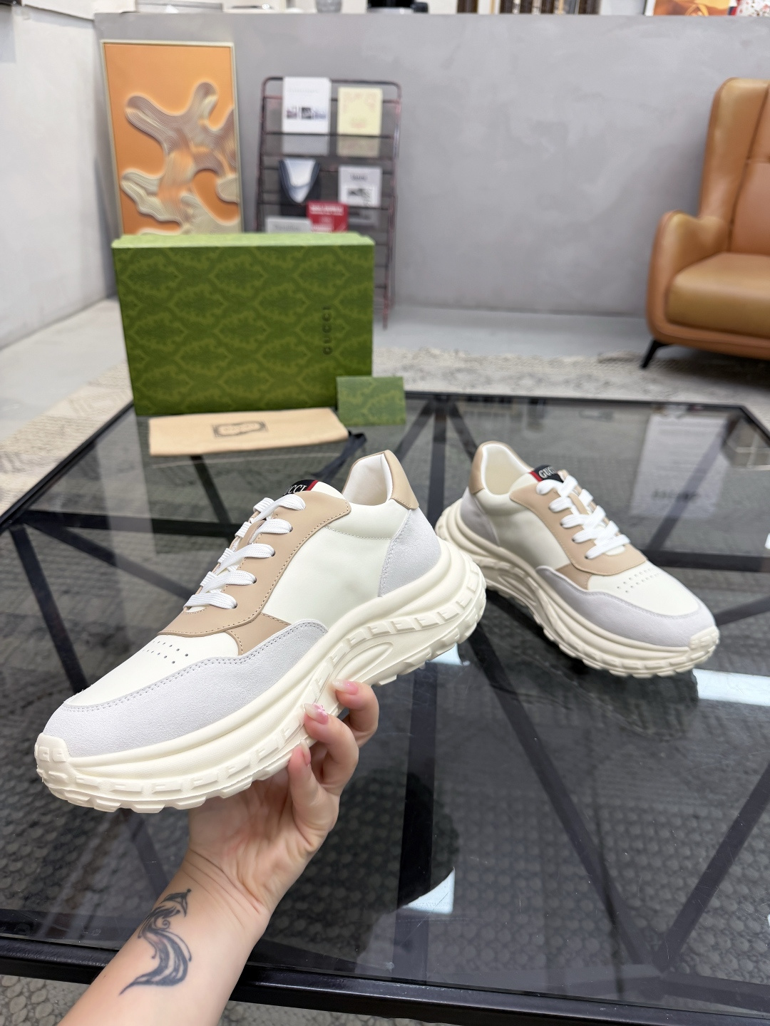 P420 G 🔍顶级代购🇮🇹 古 炸街男神休闲鞋新品来袭超人气爆款专柜同步，鞋面意大利进口原版光滑牛皮搭配反绒牛皮面料，高品质走线五金标志复杂拼接工艺，透气舒适牛皮内里垫，增高时尚炫酷版面潮达人风格，鞋底：原厂特供原版发泡大底，独家活动成型底超级舒适，原厂跟单货，🔍🔍高品质，可随意进出专柜，欢迎对比，码数 39-44（订 38 45 ）