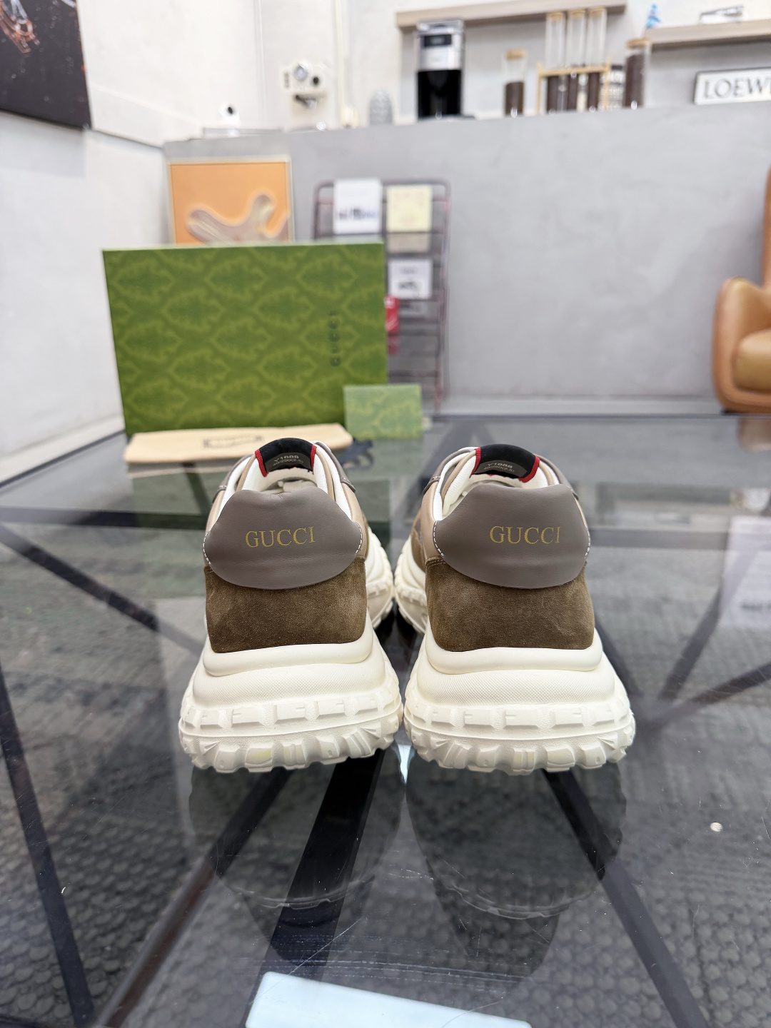 P420 G 🔍顶级代购🇮🇹 古 炸街男神休闲鞋新品来袭超人气爆款专柜同步，鞋面意大利进口原版光滑牛皮搭配反绒牛皮面料，高品质走线五金标志复杂拼接工艺，透气舒适牛皮内里垫，增高时尚炫酷版面潮达人风格，鞋底：原厂特供原版发泡大底，独家活动成型底超级舒适，原厂跟单货，🔍🔍高品质，可随意进出专柜，欢迎对比，码数 39-44（订 38 45 ）