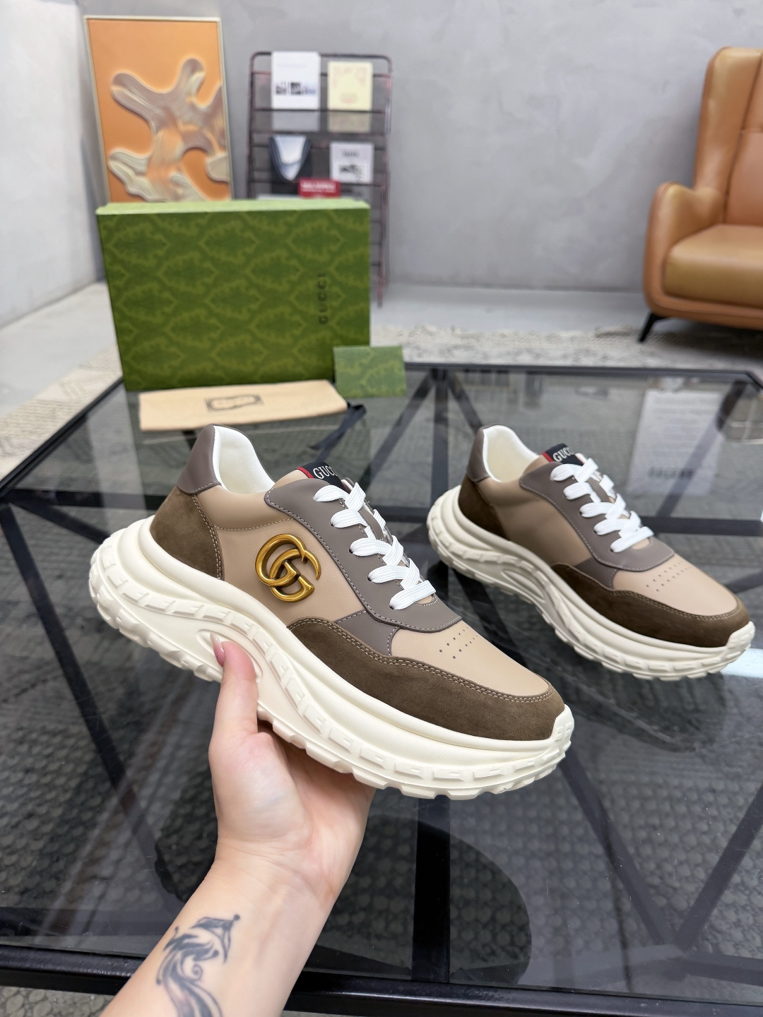 P420 G 🔍顶级代购🇮🇹 古 炸街男神休闲鞋新品来袭超人气爆款专柜同步，鞋面意大利进口原版光滑牛皮搭配反绒牛皮面料，高品质走线五金标志复杂拼接工艺，透气舒适牛皮内里垫，增高时尚炫酷版面潮达人风格，鞋底：原厂特供原版发泡大底，独家活动成型底超级舒适，原厂跟单货，🔍🔍高品质，可随意进出专柜，欢迎对比，码数 39-44（订 38 45 ）