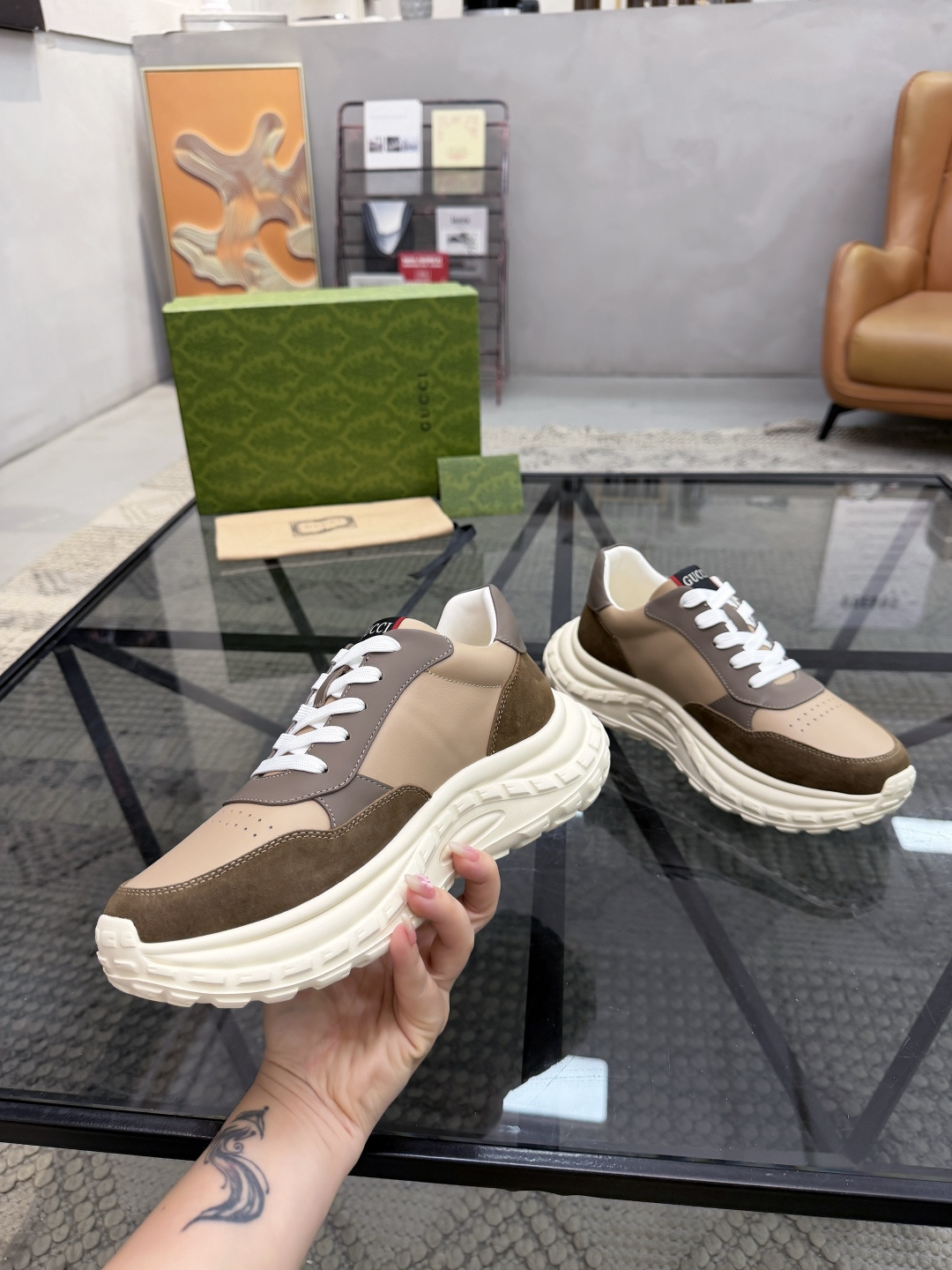 P420 G 🔍顶级代购🇮🇹 古 炸街男神休闲鞋新品来袭超人气爆款专柜同步，鞋面意大利进口原版光滑牛皮搭配反绒牛皮面料，高品质走线五金标志复杂拼接工艺，透气舒适牛皮内里垫，增高时尚炫酷版面潮达人风格，鞋底：原厂特供原版发泡大底，独家活动成型底超级舒适，原厂跟单货，🔍🔍高品质，可随意进出专柜，欢迎对比，码数 39-44（订 38 45 ）