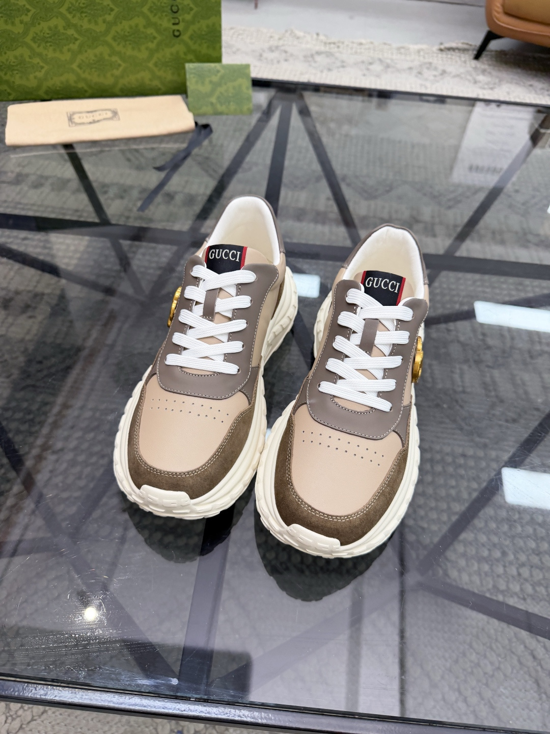 P420 G 🔍顶级代购🇮🇹 古 炸街男神休闲鞋新品来袭超人气爆款专柜同步，鞋面意大利进口原版光滑牛皮搭配反绒牛皮面料，高品质走线五金标志复杂拼接工艺，透气舒适牛皮内里垫，增高时尚炫酷版面潮达人风格，鞋底：原厂特供原版发泡大底，独家活动成型底超级舒适，原厂跟单货，🔍🔍高品质，可随意进出专柜，欢迎对比，码数 39-44（订 38 45 ）