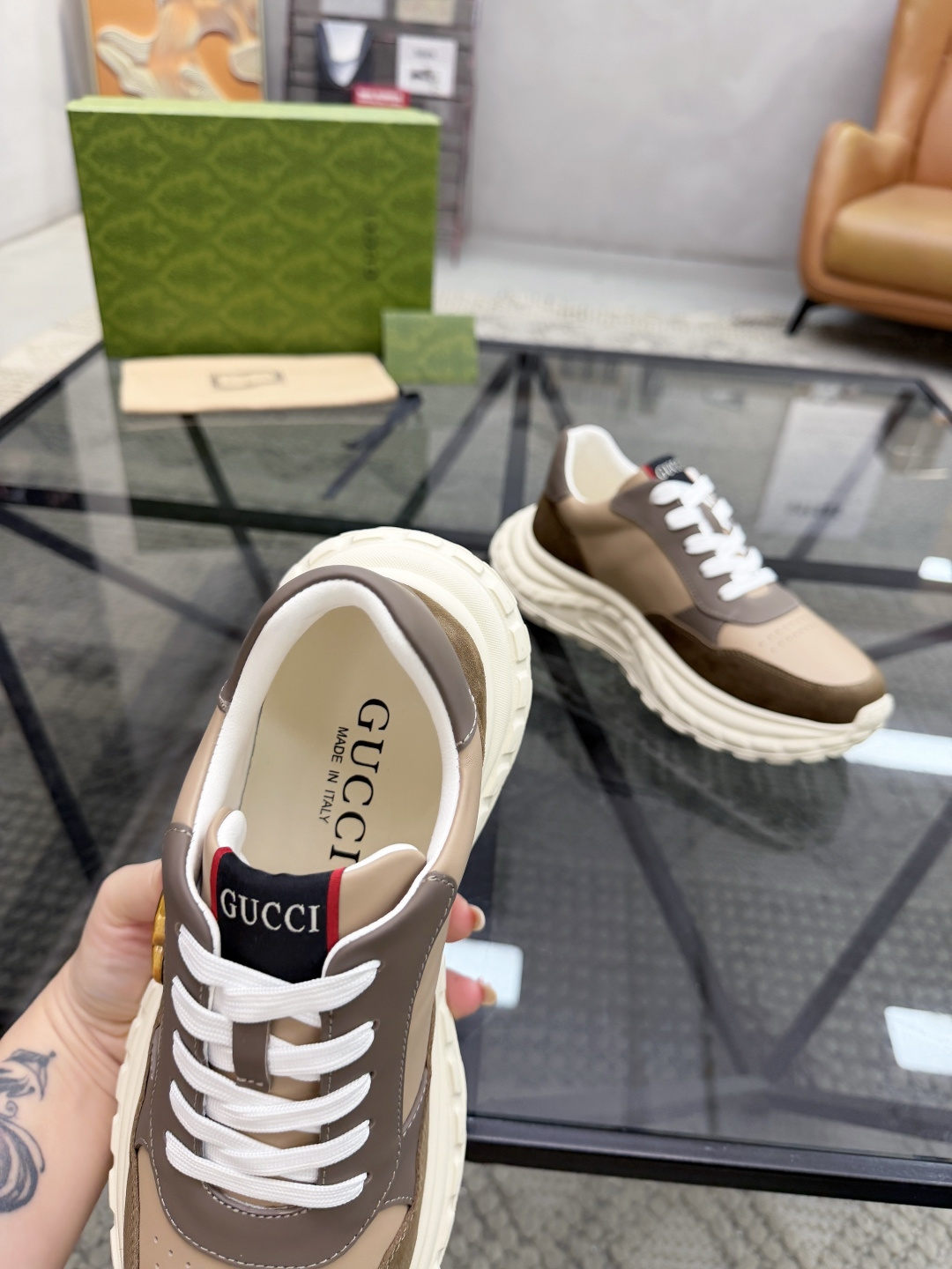 P420 G 🔍顶级代购🇮🇹 古 炸街男神休闲鞋新品来袭超人气爆款专柜同步，鞋面意大利进口原版光滑牛皮搭配反绒牛皮面料，高品质走线五金标志复杂拼接工艺，透气舒适牛皮内里垫，增高时尚炫酷版面潮达人风格，鞋底：原厂特供原版发泡大底，独家活动成型底超级舒适，原厂跟单货，🔍🔍高品质，可随意进出专柜，欢迎对比，码数 39-44（订 38 45 ）