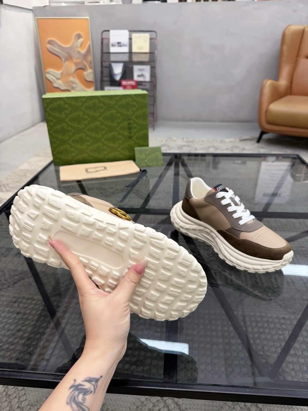 P420 G 🔍顶级代购🇮🇹 古 炸街男神休闲鞋新品来袭超人气爆款专柜同步，鞋面意大利进口原版光滑牛皮搭配反绒牛皮面料，高品质走线五金标志复杂拼接工艺，透气舒适牛皮内里垫，增高时尚炫酷版面潮达人风格，鞋底：原厂特供原版发泡大底，独家活动成型底超级舒适，原厂跟单货，🔍🔍高品质，可随意进出专柜，欢迎对比，码数 39-44（订 38 45 ）