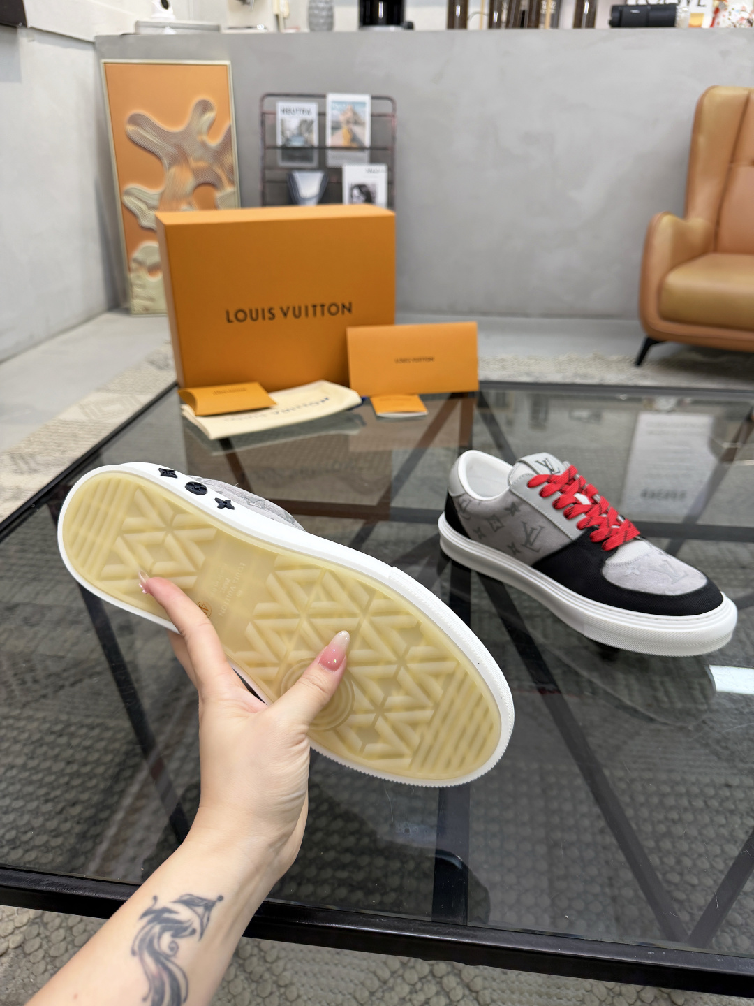 P440 L 🔍顶级代购🇮🇹 路 炸街男神休闲鞋新品来袭超人气爆款专柜同步，鞋面意大利进口原版反绒牛皮搭配牛仔布面料，高品质热烫图腾标志复杂拼接工艺，透气舒适网布内里垫，星花时尚炫酷版面潮达人风格，鞋底：原厂特供原版TPU大底，原厂跟单货🔍高品质，可随意进出专柜，欢迎对比，码数 39-44（订 38 45 ）