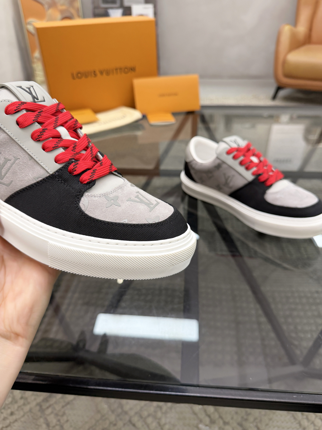 P440 L 🔍顶级代购🇮🇹 路 炸街男神休闲鞋新品来袭超人气爆款专柜同步，鞋面意大利进口原版反绒牛皮搭配牛仔布面料，高品质热烫图腾标志复杂拼接工艺，透气舒适网布内里垫，星花时尚炫酷版面潮达人风格，鞋底：原厂特供原版TPU大底，原厂跟单货🔍高品质，可随意进出专柜，欢迎对比，码数 39-44（订 38 45 ）