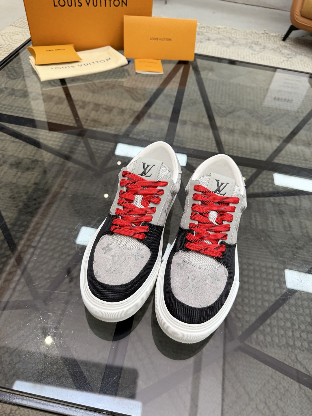 P440 L 🔍顶级代购🇮🇹 路 炸街男神休闲鞋新品来袭超人气爆款专柜同步，鞋面意大利进口原版反绒牛皮搭配牛仔布面料，高品质热烫图腾标志复杂拼接工艺，透气舒适网布内里垫，星花时尚炫酷版面潮达人风格，鞋底：原厂特供原版TPU大底，原厂跟单货🔍高品质，可随意进出专柜，欢迎对比，码数 39-44（订 38 45 ）