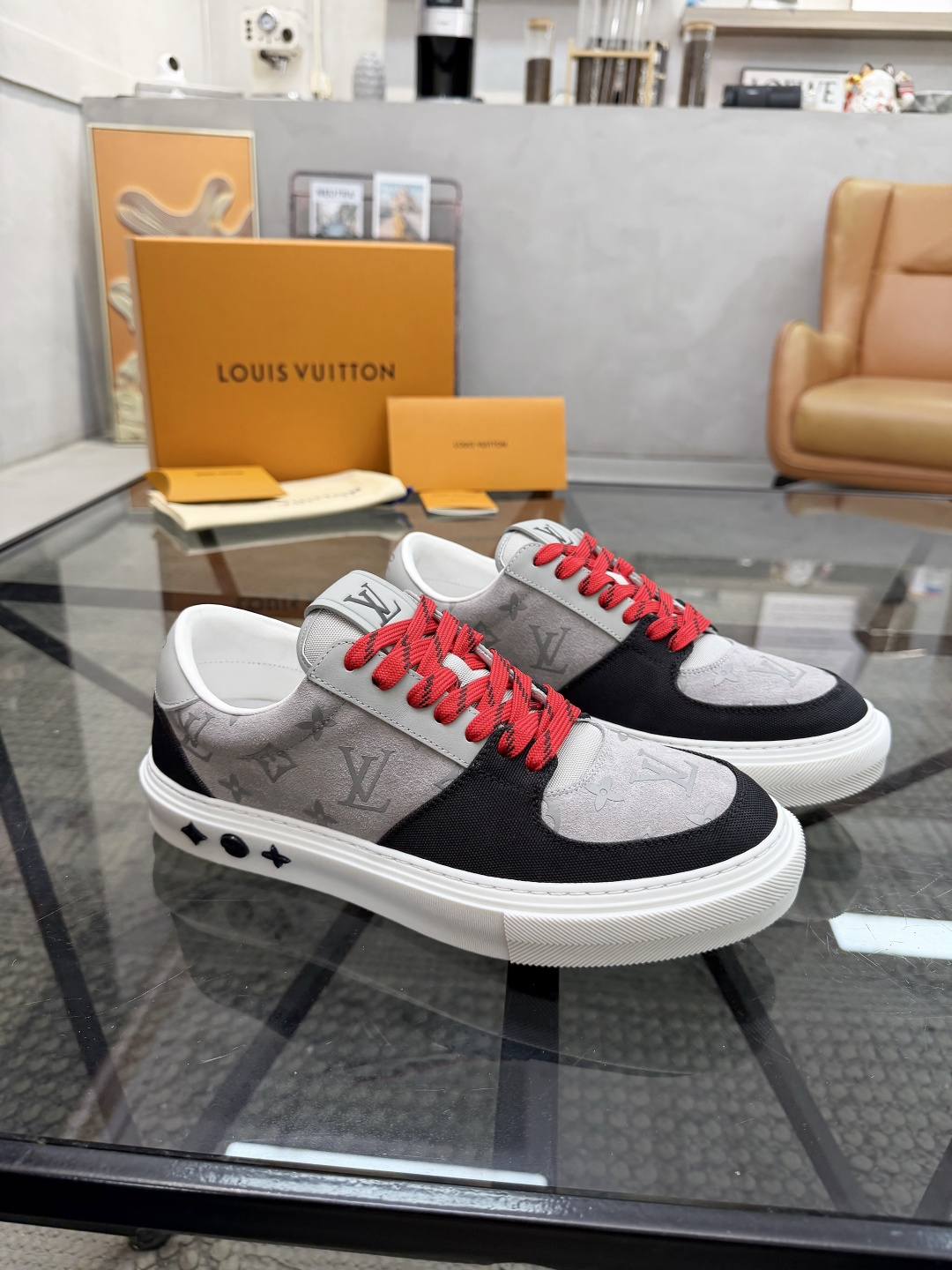 P440 L 🔍顶级代购🇮🇹 路 炸街男神休闲鞋新品来袭超人气爆款专柜同步，鞋面意大利进口原版反绒牛皮搭配牛仔布面料，高品质热烫图腾标志复杂拼接工艺，透气舒适网布内里垫，星花时尚炫酷版面潮达人风格，鞋底：原厂特供原版TPU大底，原厂跟单货🔍高品质，可随意进出专柜，欢迎对比，码数 39-44（订 38 45 ）