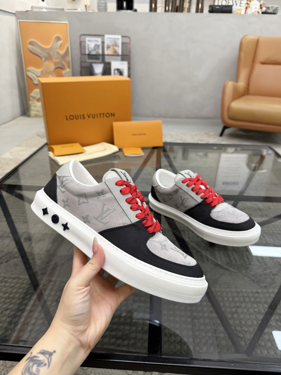 P440 L 🔍顶级代购🇮🇹 路 炸街男神休闲鞋新品来袭超人气爆款专柜同步，鞋面意大利进口原版反绒牛皮搭配牛仔布面料，高品质热烫图腾标志复杂拼接工艺，透气舒适网布内里垫，星花时尚炫酷版面潮达人风格，鞋底：原厂特供原版TPU大底，原厂跟单货🔍高品质，可随意进出专柜，欢迎对比，码数 39-44（订 38 45 ）