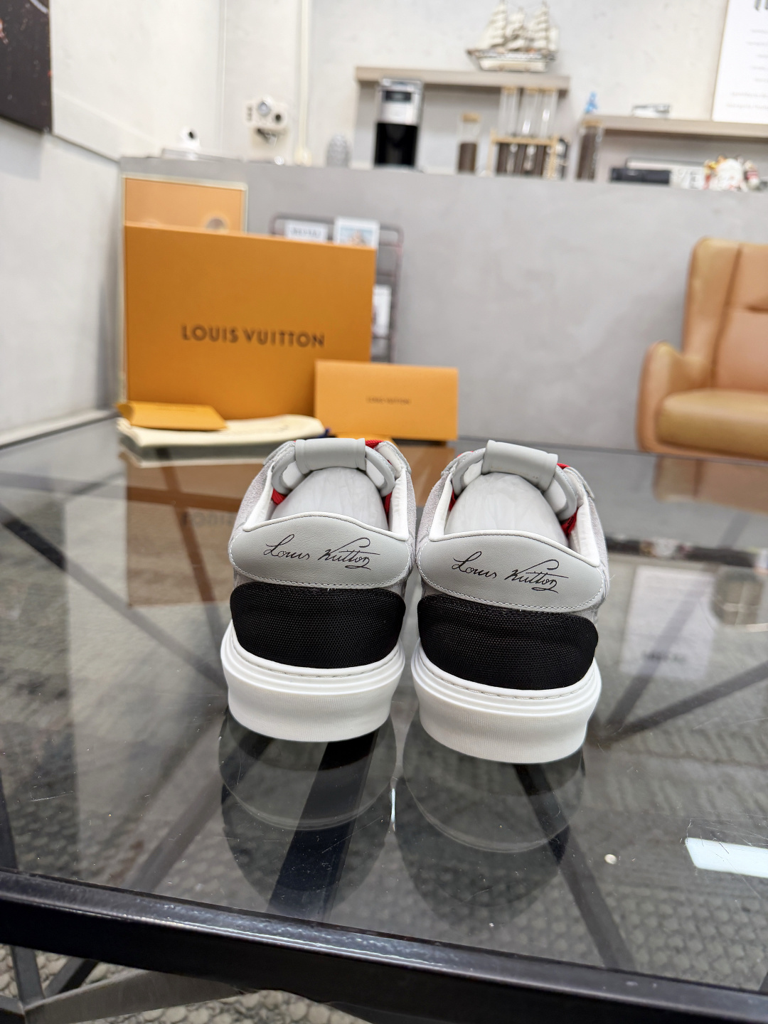 P440 L 🔍顶级代购🇮🇹 路 炸街男神休闲鞋新品来袭超人气爆款专柜同步，鞋面意大利进口原版反绒牛皮搭配牛仔布面料，高品质热烫图腾标志复杂拼接工艺，透气舒适网布内里垫，星花时尚炫酷版面潮达人风格，鞋底：原厂特供原版TPU大底，原厂跟单货🔍高品质，可随意进出专柜，欢迎对比，码数 39-44（订 38 45 ）