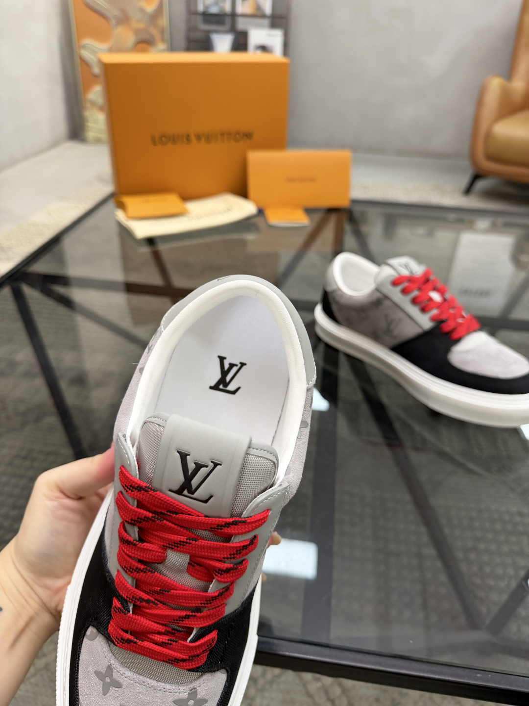 P440 L 🔍顶级代购🇮🇹 路 炸街男神休闲鞋新品来袭超人气爆款专柜同步，鞋面意大利进口原版反绒牛皮搭配牛仔布面料，高品质热烫图腾标志复杂拼接工艺，透气舒适网布内里垫，星花时尚炫酷版面潮达人风格，鞋底：原厂特供原版TPU大底，原厂跟单货🔍高品质，可随意进出专柜，欢迎对比，码数 39-44（订 38 45 ）