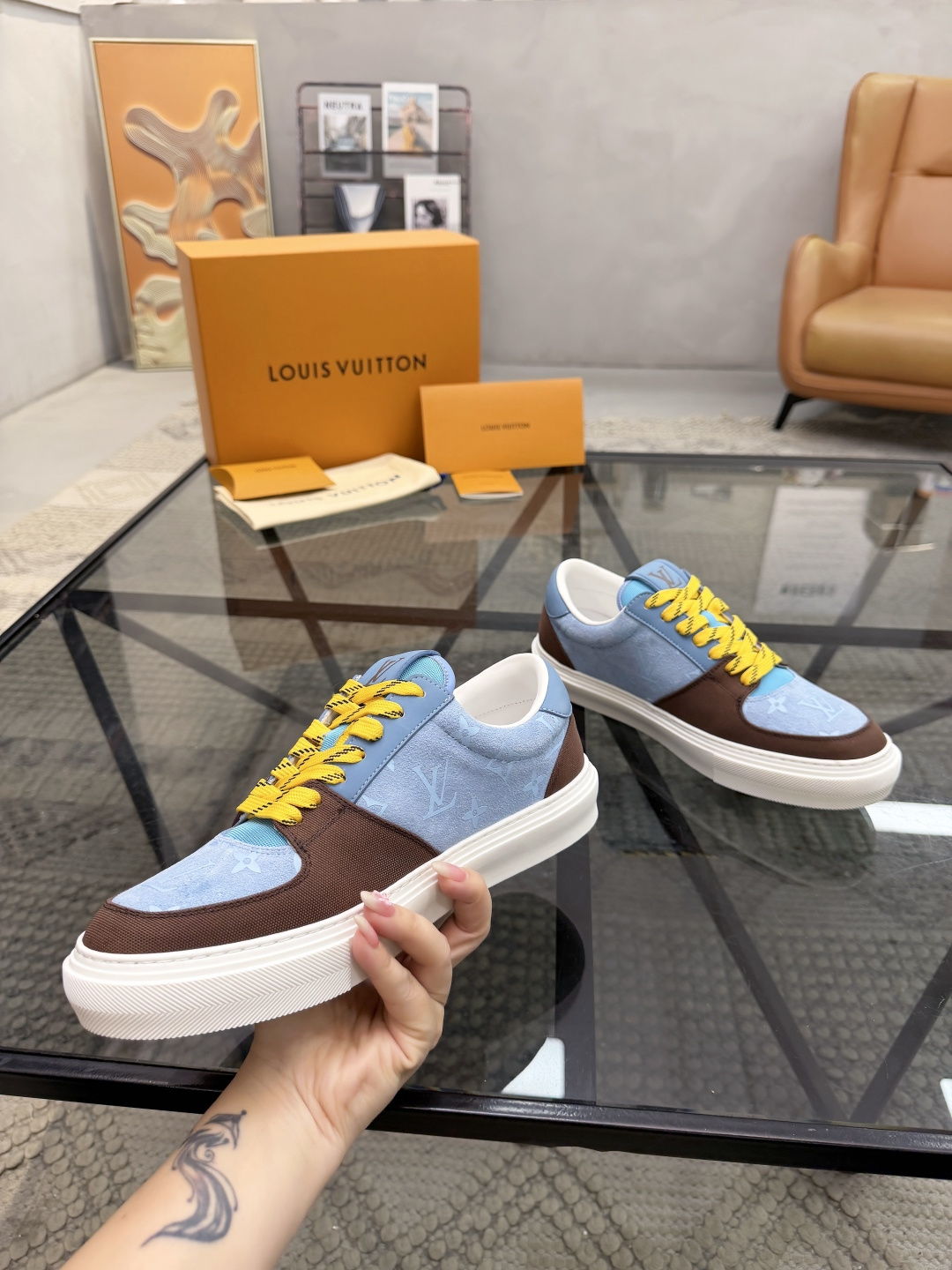 P440 L 🔍顶级代购🇮🇹 路 炸街男神休闲鞋新品来袭超人气爆款专柜同步，鞋面意大利进口原版反绒牛皮搭配牛仔布面料，高品质热烫图腾标志复杂拼接工艺，透气舒适网布内里垫，星花时尚炫酷版面潮达人风格，鞋底：原厂特供原版TPU大底，原厂跟单货🔍高品质，可随意进出专柜，欢迎对比，码数 39-44（订 38 45 ）