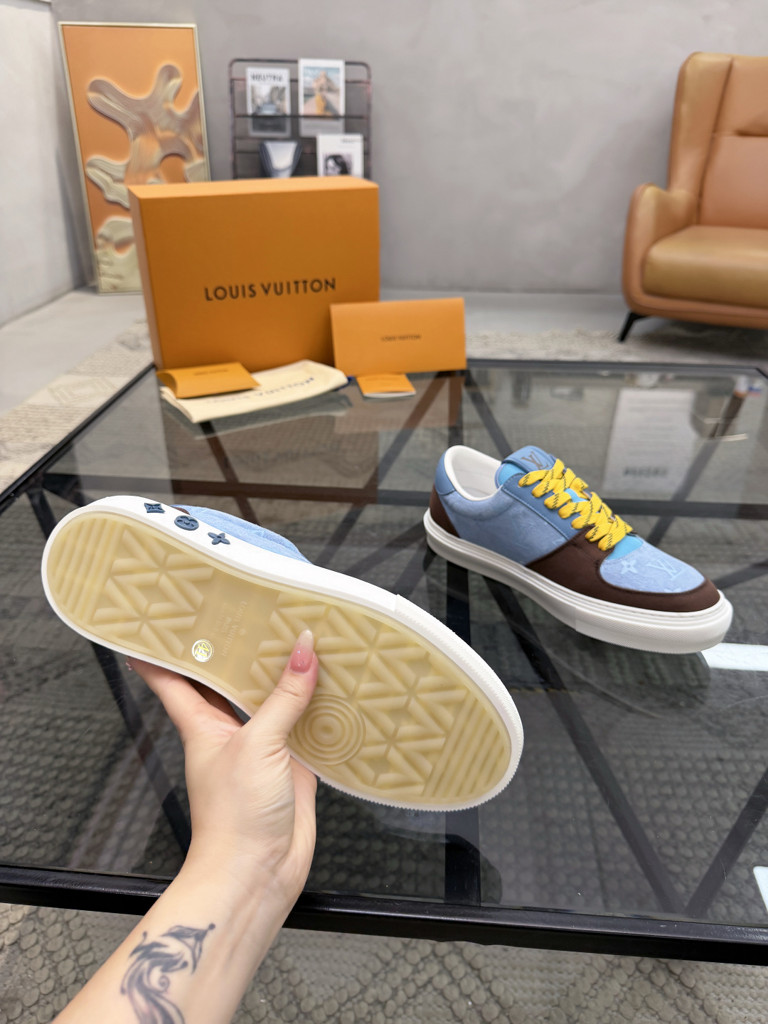 P440 L 🔍顶级代购🇮🇹 路 炸街男神休闲鞋新品来袭超人气爆款专柜同步，鞋面意大利进口原版反绒牛皮搭配牛仔布面料，高品质热烫图腾标志复杂拼接工艺，透气舒适网布内里垫，星花时尚炫酷版面潮达人风格，鞋底：原厂特供原版TPU大底，原厂跟单货🔍高品质，可随意进出专柜，欢迎对比，码数 39-44（订 38 45 ）