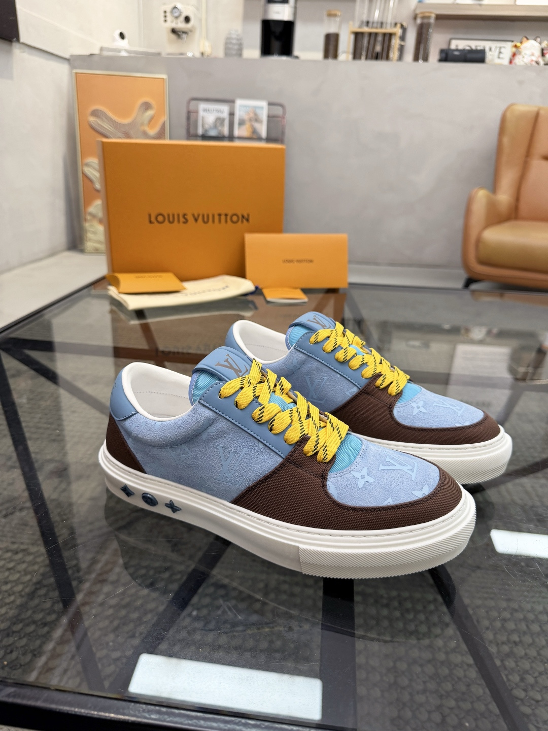 P440 L 🔍顶级代购🇮🇹 路 炸街男神休闲鞋新品来袭超人气爆款专柜同步，鞋面意大利进口原版反绒牛皮搭配牛仔布面料，高品质热烫图腾标志复杂拼接工艺，透气舒适网布内里垫，星花时尚炫酷版面潮达人风格，鞋底：原厂特供原版TPU大底，原厂跟单货🔍高品质，可随意进出专柜，欢迎对比，码数 39-44（订 38 45 ）