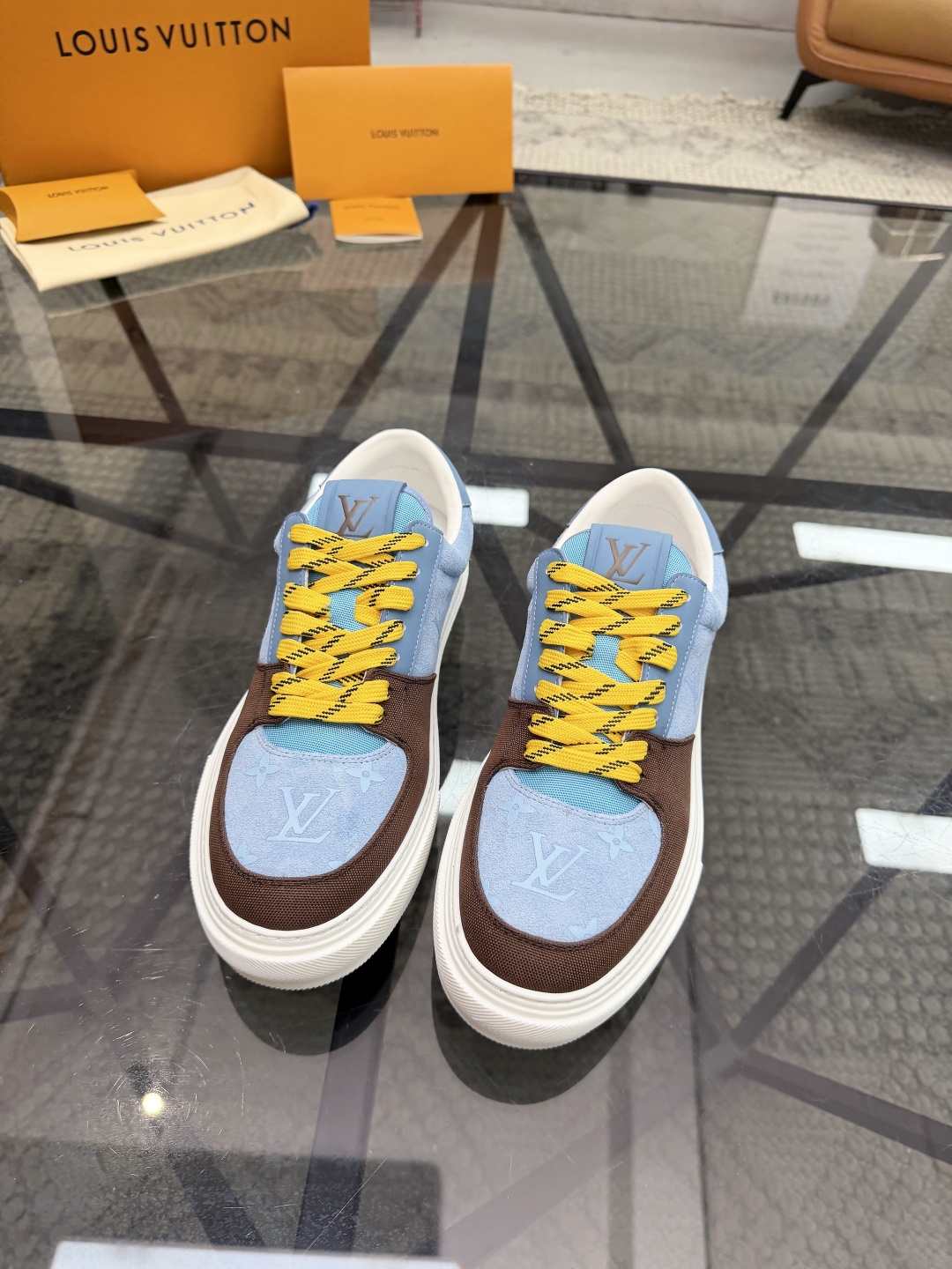 P440 L 🔍顶级代购🇮🇹 路 炸街男神休闲鞋新品来袭超人气爆款专柜同步，鞋面意大利进口原版反绒牛皮搭配牛仔布面料，高品质热烫图腾标志复杂拼接工艺，透气舒适网布内里垫，星花时尚炫酷版面潮达人风格，鞋底：原厂特供原版TPU大底，原厂跟单货🔍高品质，可随意进出专柜，欢迎对比，码数 39-44（订 38 45 ）