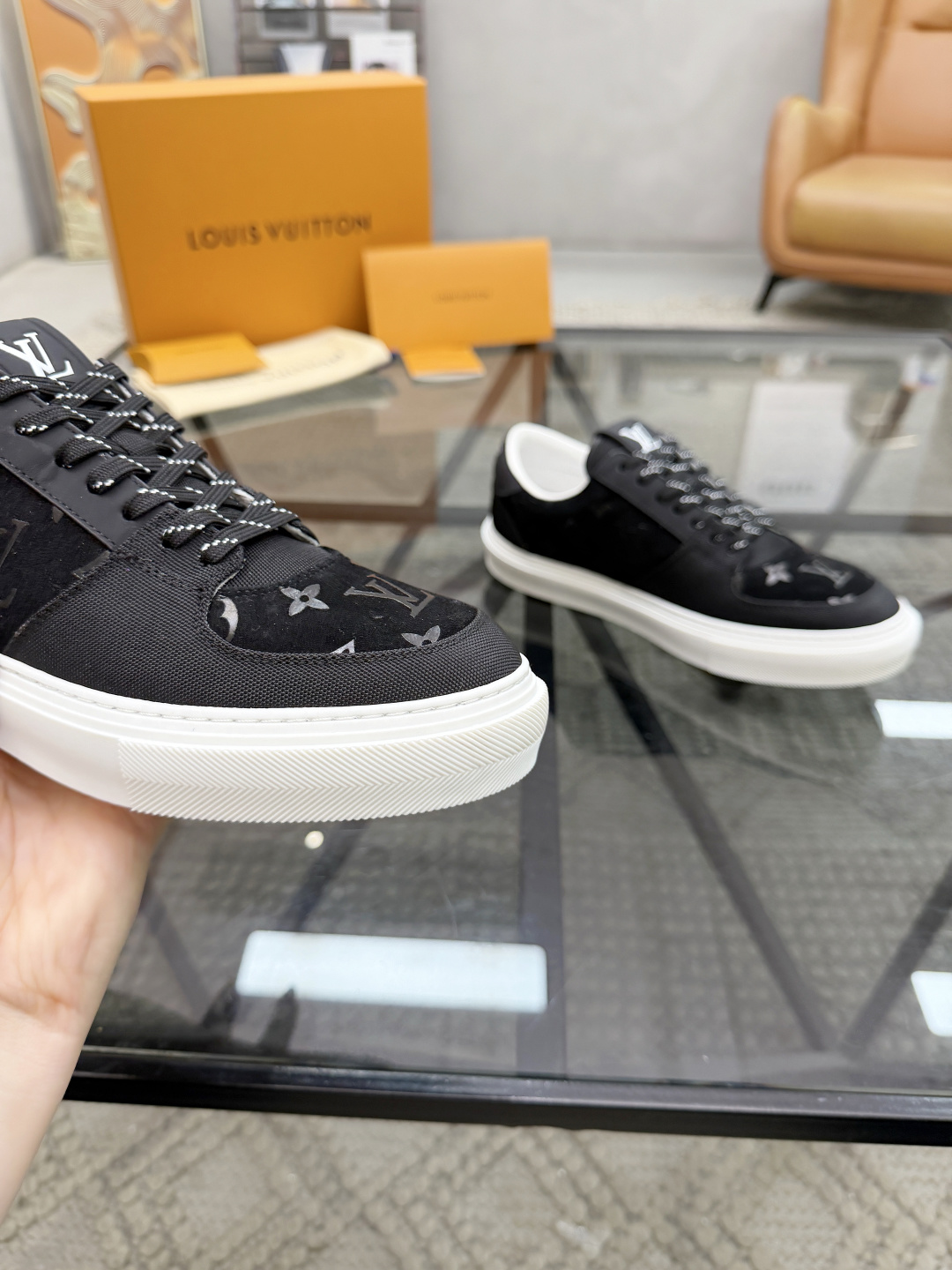 P440 L 🔍顶级代购🇮🇹 路 炸街男神休闲鞋新品来袭超人气爆款专柜同步，鞋面意大利进口原版反绒牛皮搭配牛仔布面料，高品质热烫图腾标志复杂拼接工艺，透气舒适网布内里垫，星花时尚炫酷版面潮达人风格，鞋底：原厂特供原版TPU大底，原厂跟单货🔍高品质，可随意进出专柜，欢迎对比，码数 39-44（订 38 45 ）