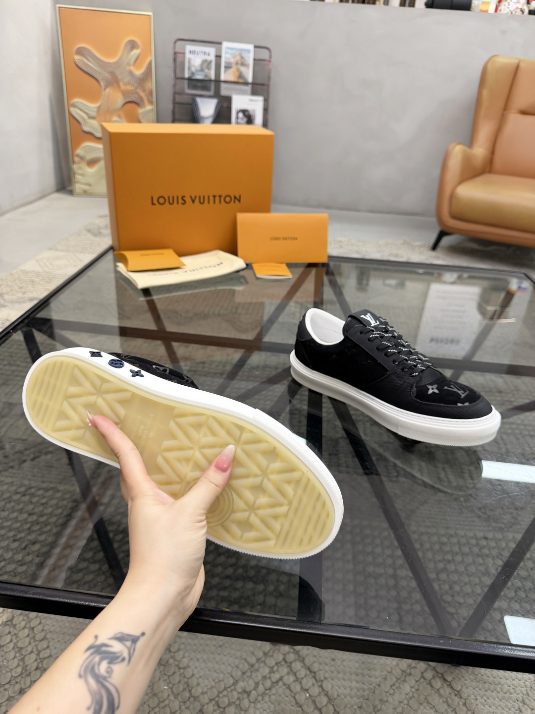 P440 L 🔍顶级代购🇮🇹 路 炸街男神休闲鞋新品来袭超人气爆款专柜同步，鞋面意大利进口原版反绒牛皮搭配牛仔布面料，高品质热烫图腾标志复杂拼接工艺，透气舒适网布内里垫，星花时尚炫酷版面潮达人风格，鞋底：原厂特供原版TPU大底，原厂跟单货🔍高品质，可随意进出专柜，欢迎对比，码数 39-44（订 38 45 ）