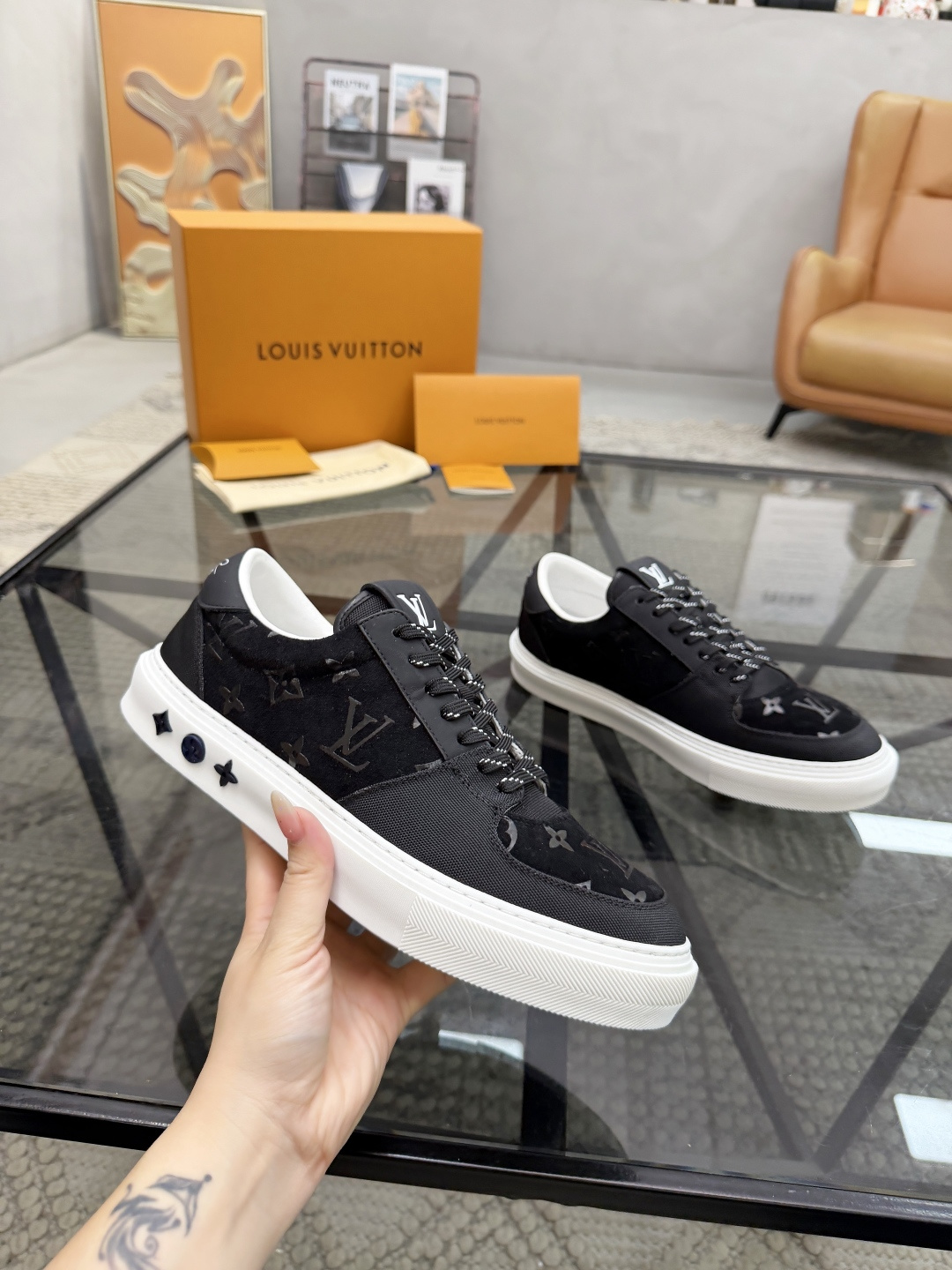 P440 L 🔍顶级代购🇮🇹 路 炸街男神休闲鞋新品来袭超人气爆款专柜同步，鞋面意大利进口原版反绒牛皮搭配牛仔布面料，高品质热烫图腾标志复杂拼接工艺，透气舒适网布内里垫，星花时尚炫酷版面潮达人风格，鞋底：原厂特供原版TPU大底，原厂跟单货🔍高品质，可随意进出专柜，欢迎对比，码数 39-44（订 38 45 ）