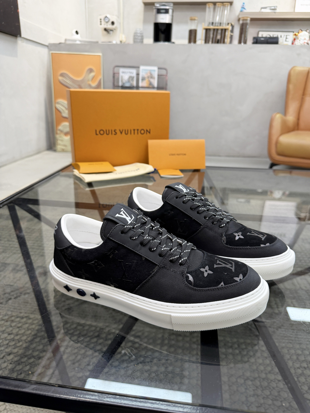 P440 L 🔍顶级代购🇮🇹 路 炸街男神休闲鞋新品来袭超人气爆款专柜同步，鞋面意大利进口原版反绒牛皮搭配牛仔布面料，高品质热烫图腾标志复杂拼接工艺，透气舒适网布内里垫，星花时尚炫酷版面潮达人风格，鞋底：原厂特供原版TPU大底，原厂跟单货🔍高品质，可随意进出专柜，欢迎对比，码数 39-44（订 38 45 ）