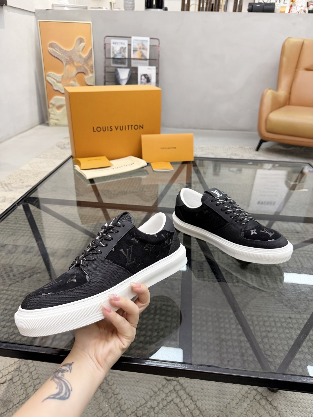 P440 L 🔍顶级代购🇮🇹 路 炸街男神休闲鞋新品来袭超人气爆款专柜同步，鞋面意大利进口原版反绒牛皮搭配牛仔布面料，高品质热烫图腾标志复杂拼接工艺，透气舒适网布内里垫，星花时尚炫酷版面潮达人风格，鞋底：原厂特供原版TPU大底，原厂跟单货🔍高品质，可随意进出专柜，欢迎对比，码数 39-44（订 38 45 ）