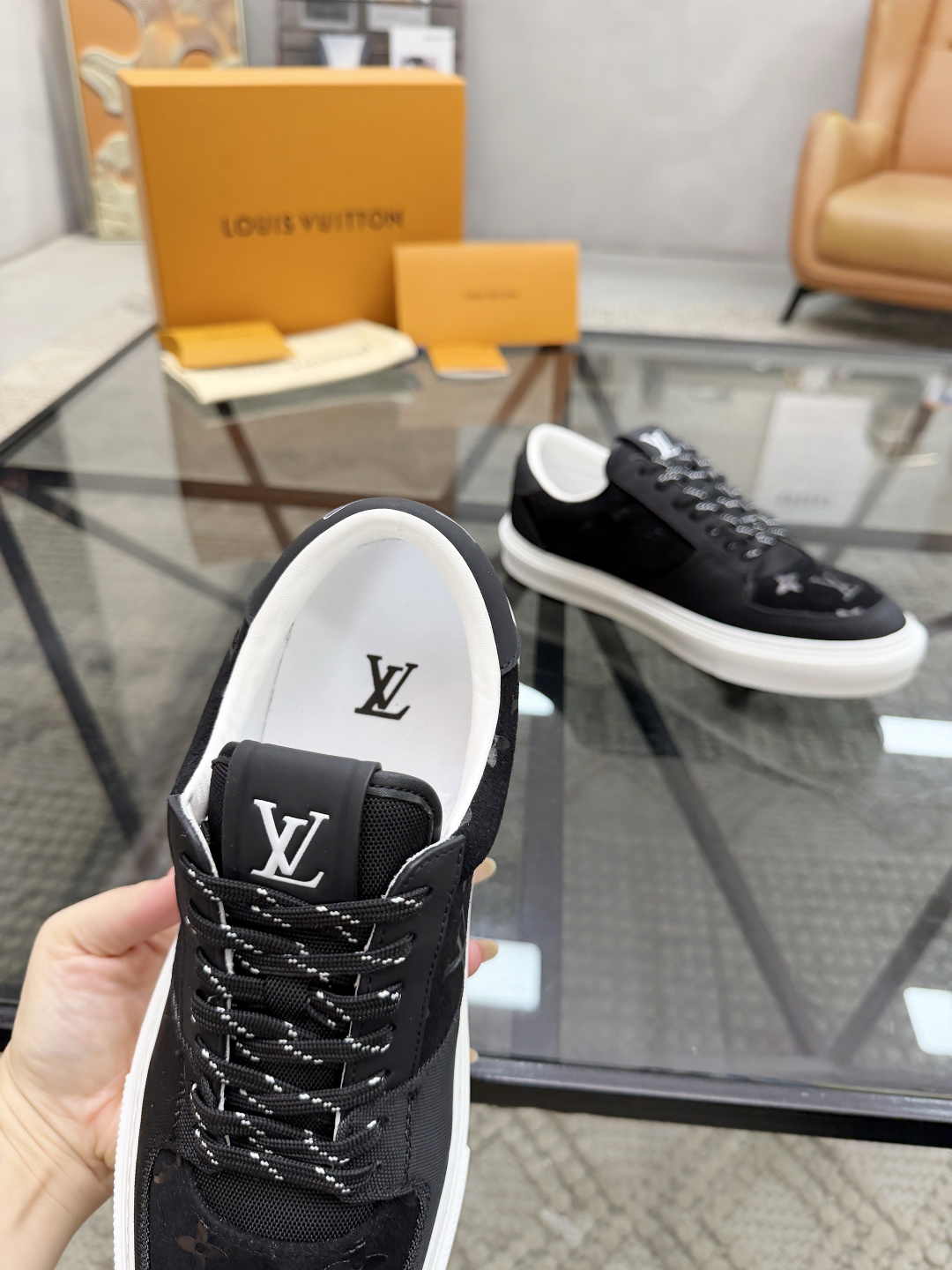 P440 L 🔍顶级代购🇮🇹 路 炸街男神休闲鞋新品来袭超人气爆款专柜同步，鞋面意大利进口原版反绒牛皮搭配牛仔布面料，高品质热烫图腾标志复杂拼接工艺，透气舒适网布内里垫，星花时尚炫酷版面潮达人风格，鞋底：原厂特供原版TPU大底，原厂跟单货🔍高品质，可随意进出专柜，欢迎对比，码数 39-44（订 38 45 ）