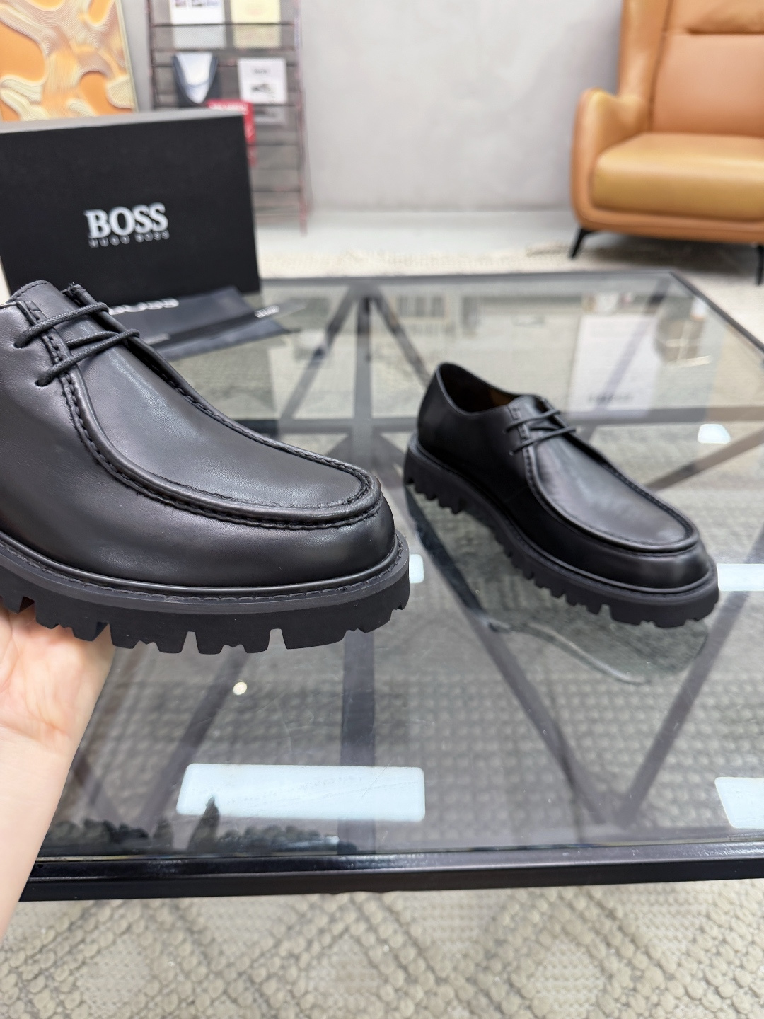 P420 B 🔍顶级代购🇮🇹 老 炸街男神休闲皮鞋新品来袭超人气爆款专柜同步，鞋面意大利进口原版光滑牛皮面料，高品质走线压印标志复杂拼接工艺，透气舒适牛皮内里垫，增高时尚简易版面男神风格，鞋底：原厂特供原版发泡大底，独家活动成型底超级舒适，原厂跟单货 🔍🔍高品质，可随意进出专柜，欢迎对比，码数 39-44（订 38 45 ）