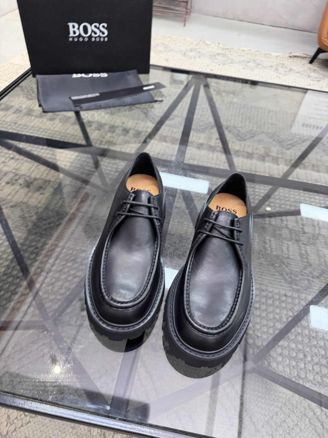 P420 B 🔍顶级代购🇮🇹 老 炸街男神休闲皮鞋新品来袭超人气爆款专柜同步，鞋面意大利进口原版光滑牛皮面料，高品质走线压印标志复杂拼接工艺，透气舒适牛皮内里垫，增高时尚简易版面男神风格，鞋底：原厂特供原版发泡大底，独家活动成型底超级舒适，原厂跟单货 🔍🔍高品质，可随意进出专柜，欢迎对比，码数 39-44（订 38 45 ）