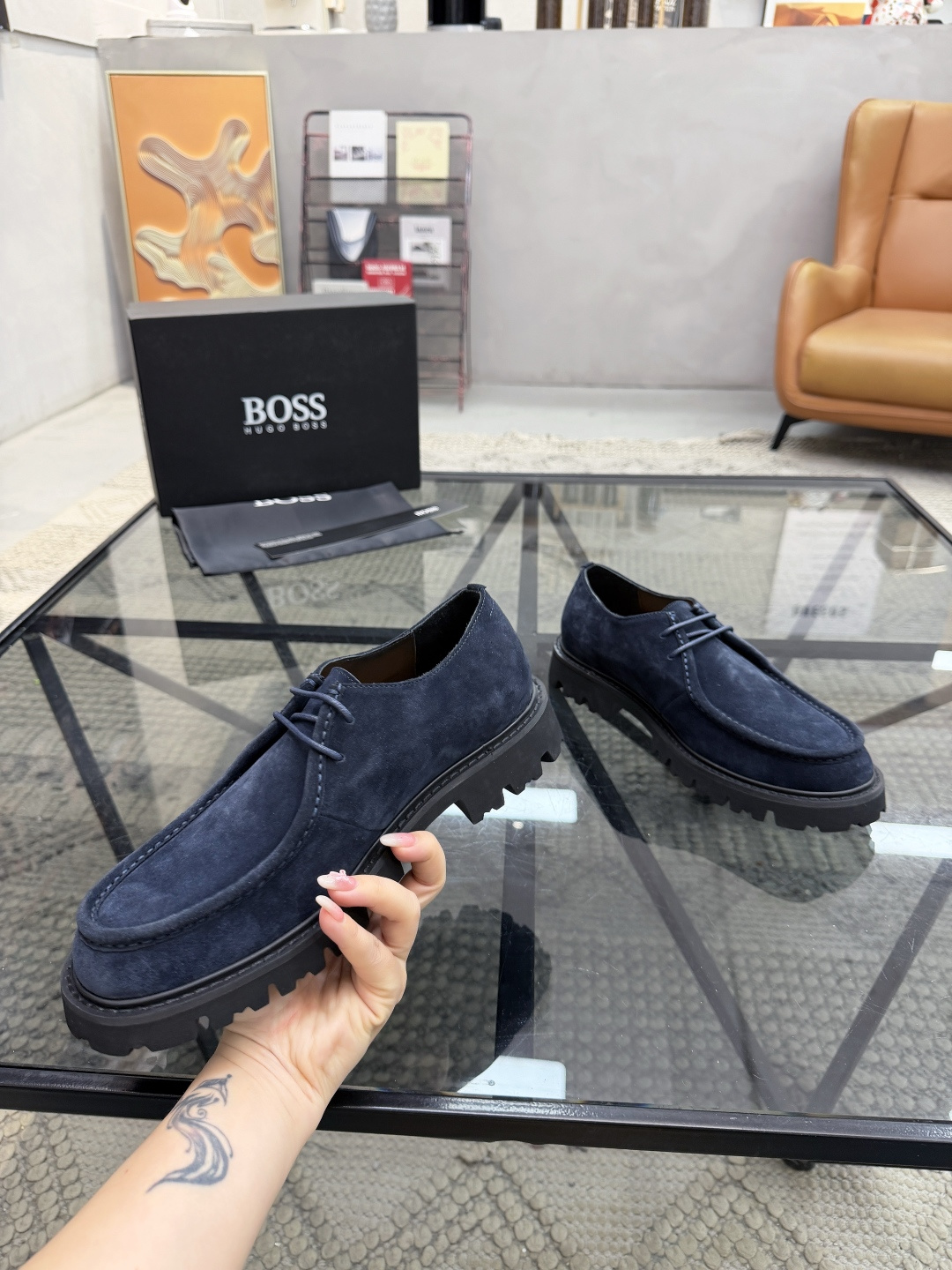 P420 B 🔍顶级代购🇮🇹 老 炸街男神休闲皮鞋新品来袭超人气爆款专柜同步，鞋面意大利进口原版反绒牛皮面料，高品质走线压印标志复杂拼接工艺，透气舒适牛皮内里垫，增高时尚简易版面男神风格，鞋底：原厂特供原版发泡大底，独家活动成型底超级舒适，原厂跟单货 🔍🔍高品质，可随意进出专柜，欢迎对比，码数 39-44（订 38 45 ）